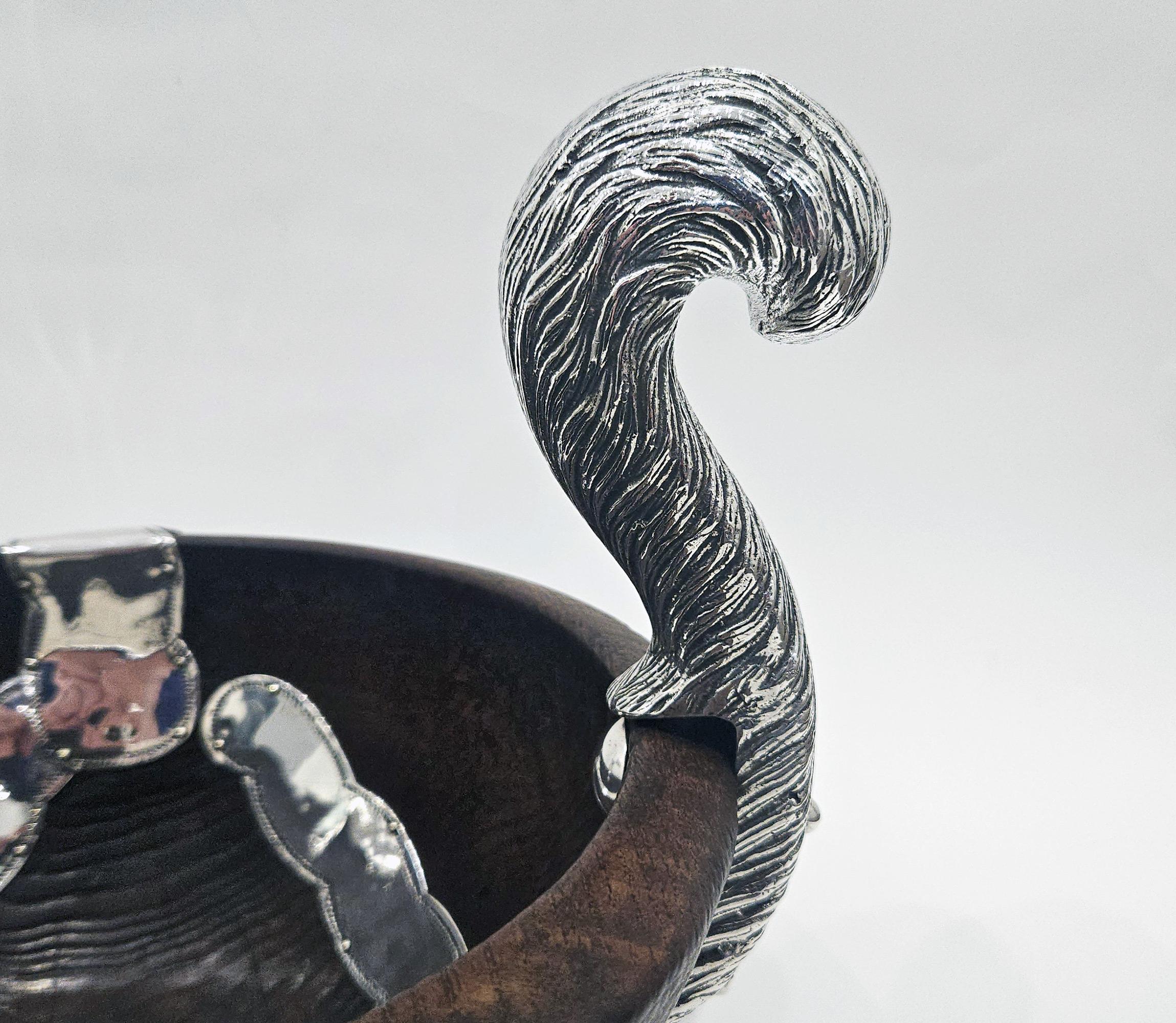 Ciotola in Wood del XVIII secolo in stile coloniale spagnolo con montatura a scoiattolo placcata in argento, 1950 in vendita 5