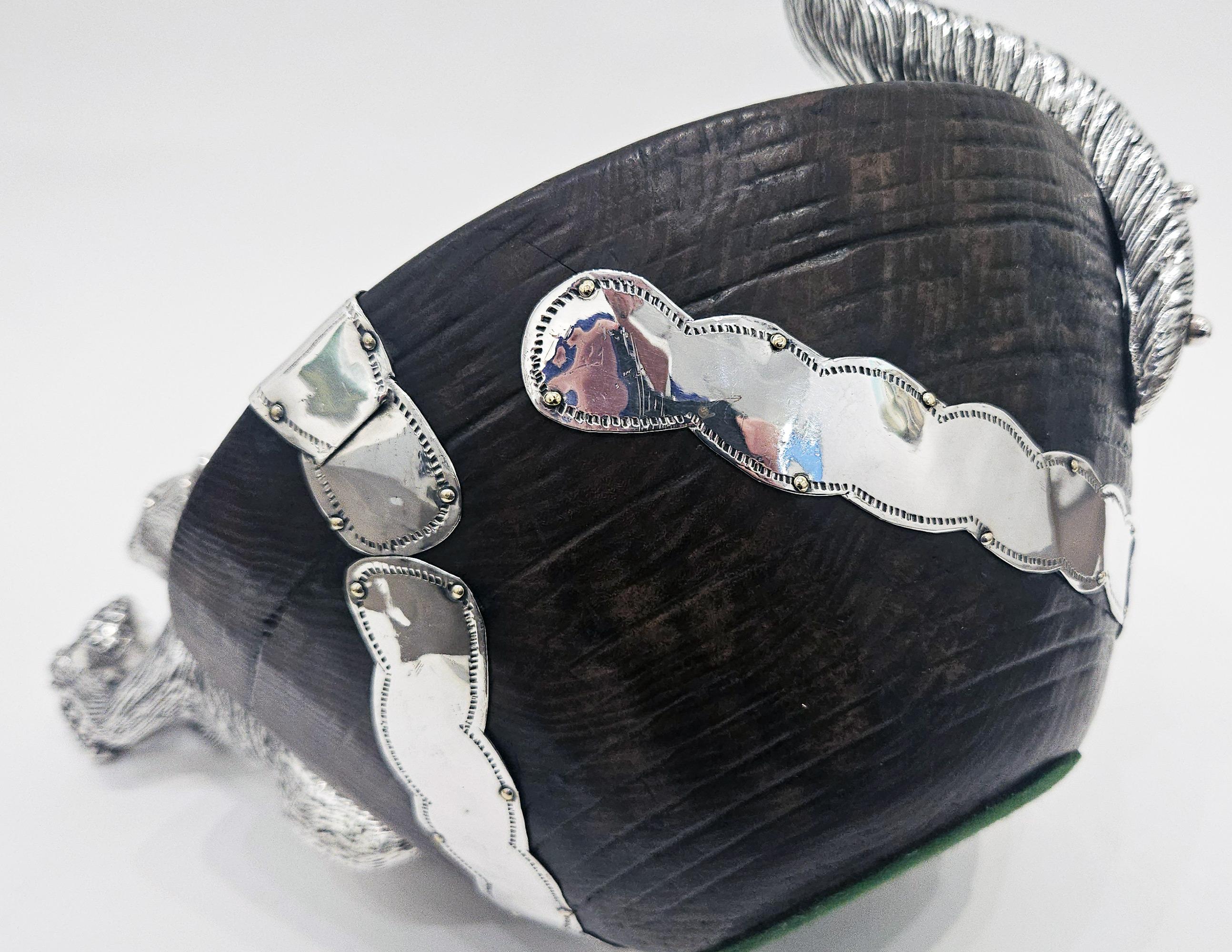 Ciotola in Wood del XVIII secolo in stile coloniale spagnolo con montatura a scoiattolo placcata in argento, 1950 in vendita 10