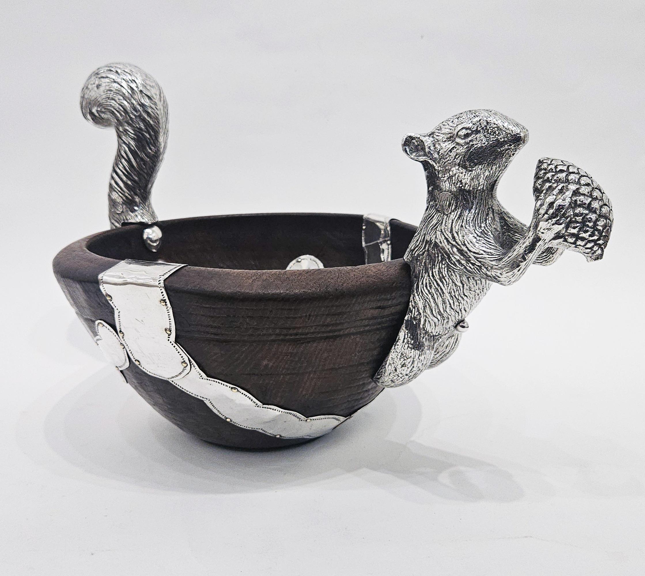 Ciotola in Wood del XVIII secolo in stile coloniale spagnolo con montatura a scoiattolo placcata in argento, 1950 in vendita 11