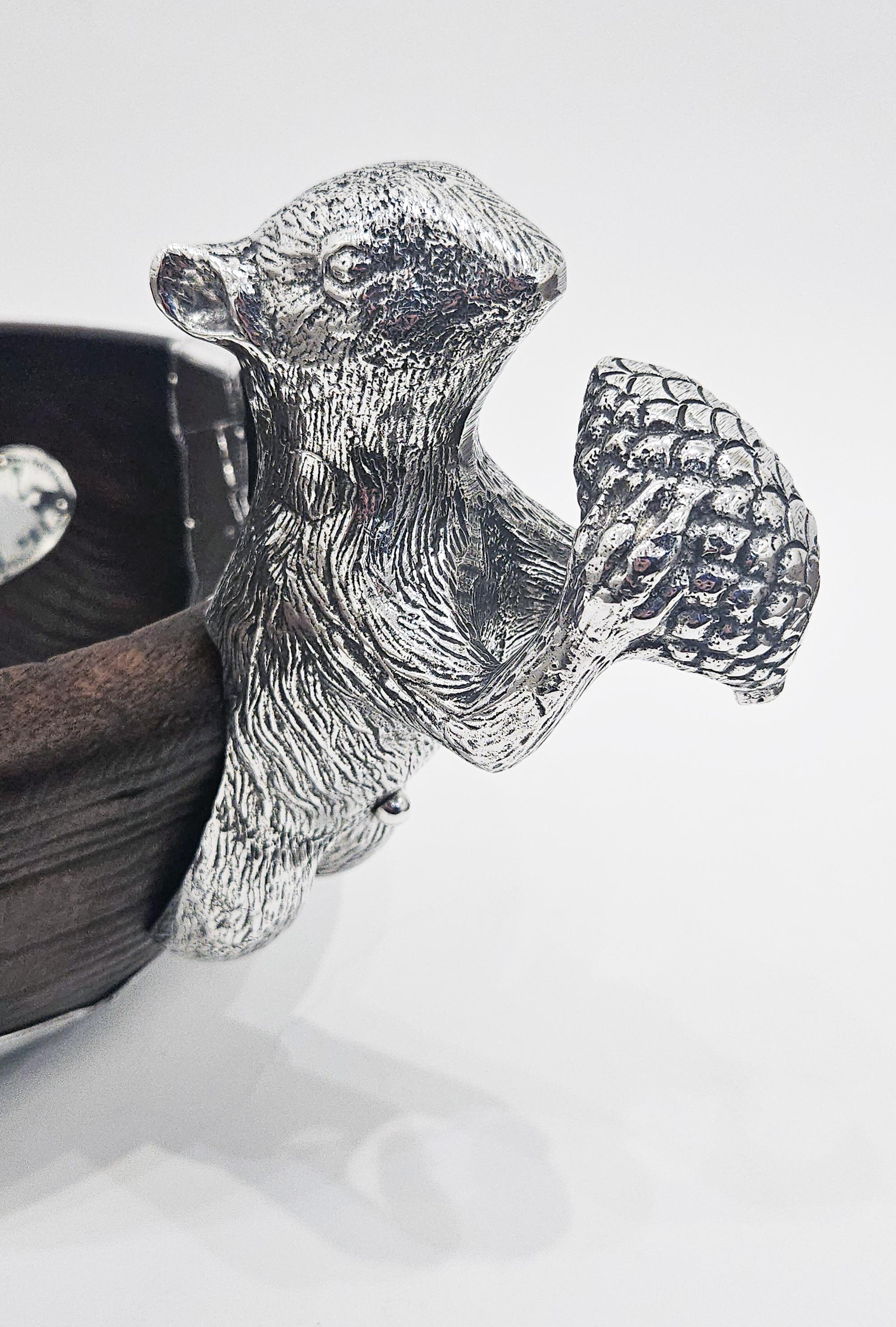 Una magnifica ciotola rustica in legno di epoca Coloniale spagnola del XVIII secolo, ornata da decorazioni in argento della metà del XX secolo a forma di scoiattolo, realizzata in Spagna nel 1950 circa.

Si tratta di una ciotola meravigliosamente