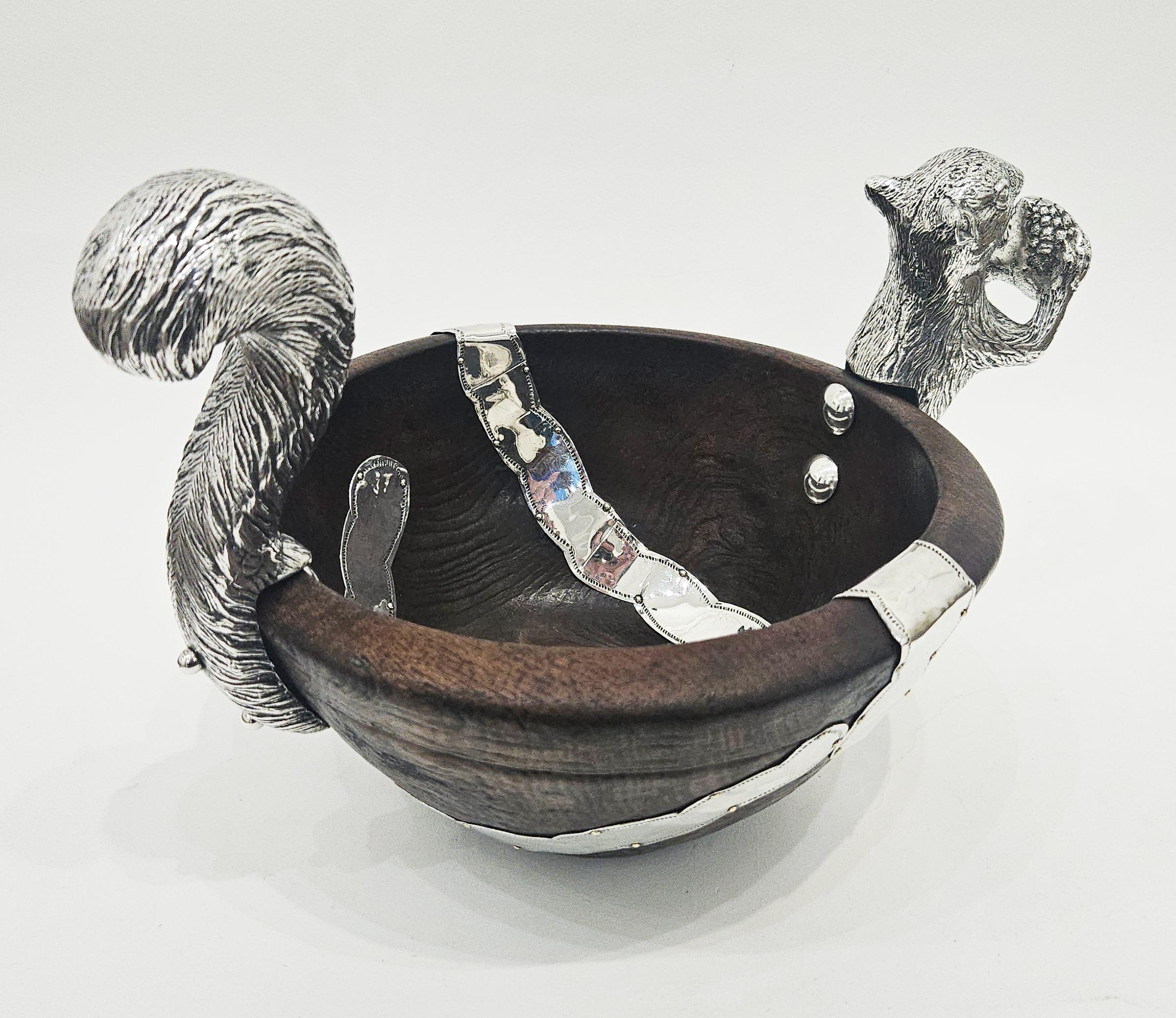 Coloniale spagnolo Ciotola in Wood del XVIII secolo in stile coloniale spagnolo con montatura a scoiattolo placcata in argento, 1950 in vendita