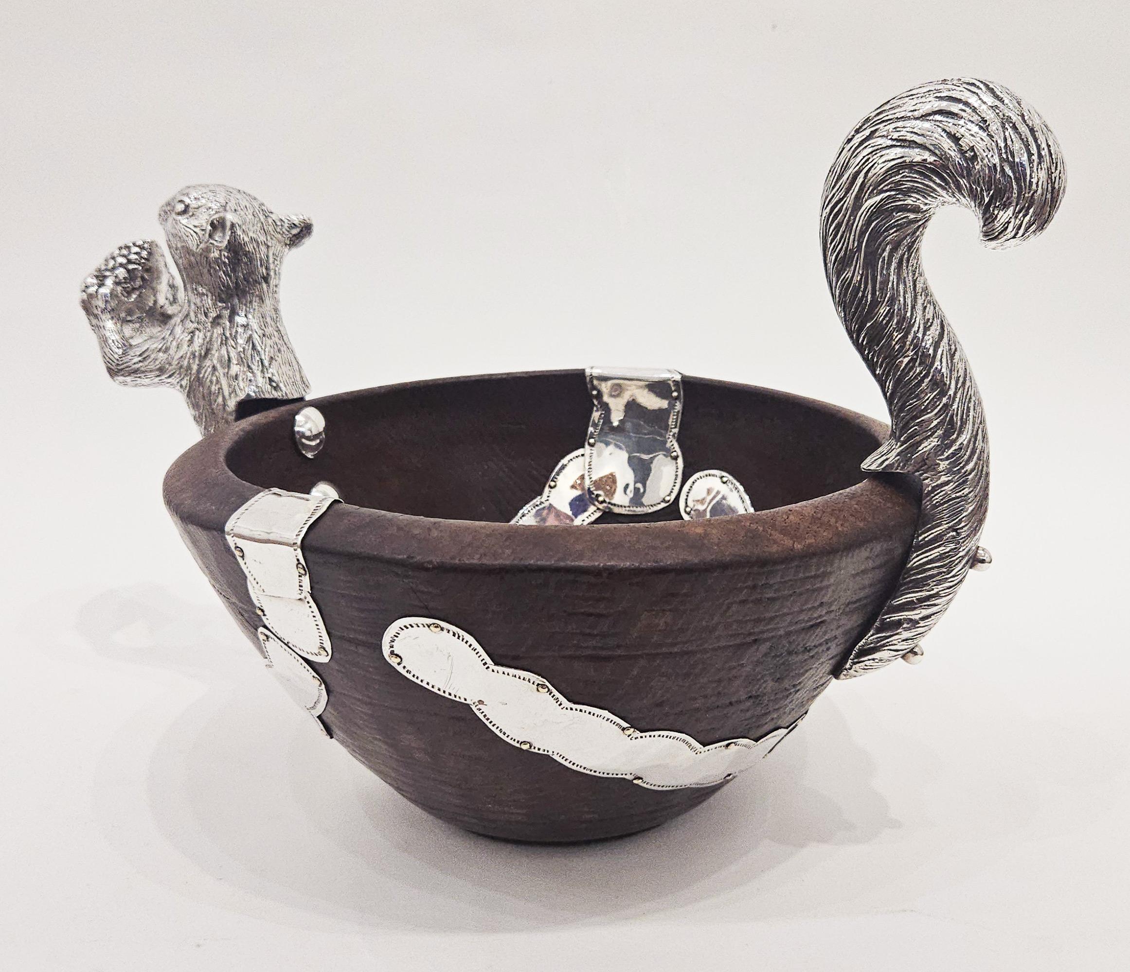 Spagnolo Ciotola in Wood del XVIII secolo in stile coloniale spagnolo con montatura a scoiattolo placcata in argento, 1950 in vendita