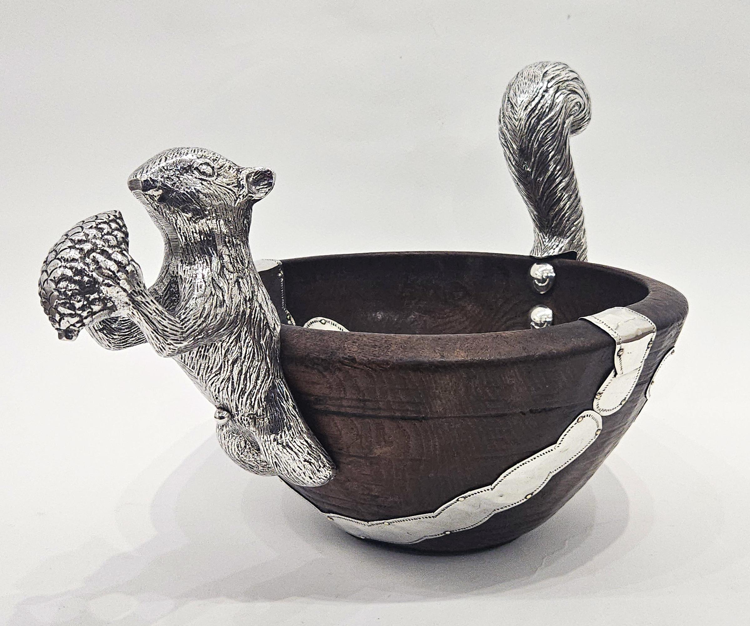 Intagliato a mano Ciotola in Wood del XVIII secolo in stile coloniale spagnolo con montatura a scoiattolo placcata in argento, 1950 in vendita