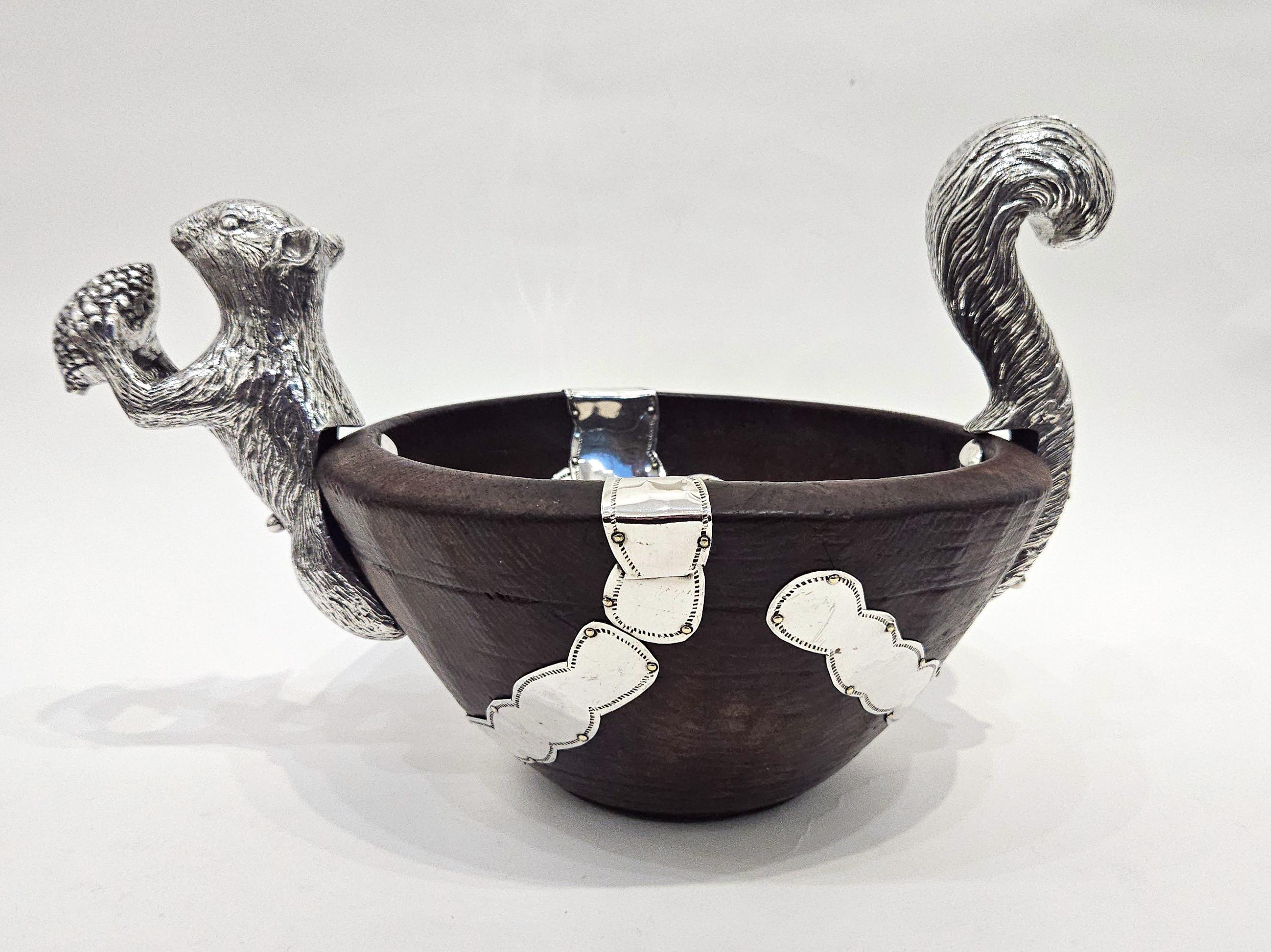 XX secolo Ciotola in Wood del XVIII secolo in stile coloniale spagnolo con montatura a scoiattolo placcata in argento, 1950 in vendita