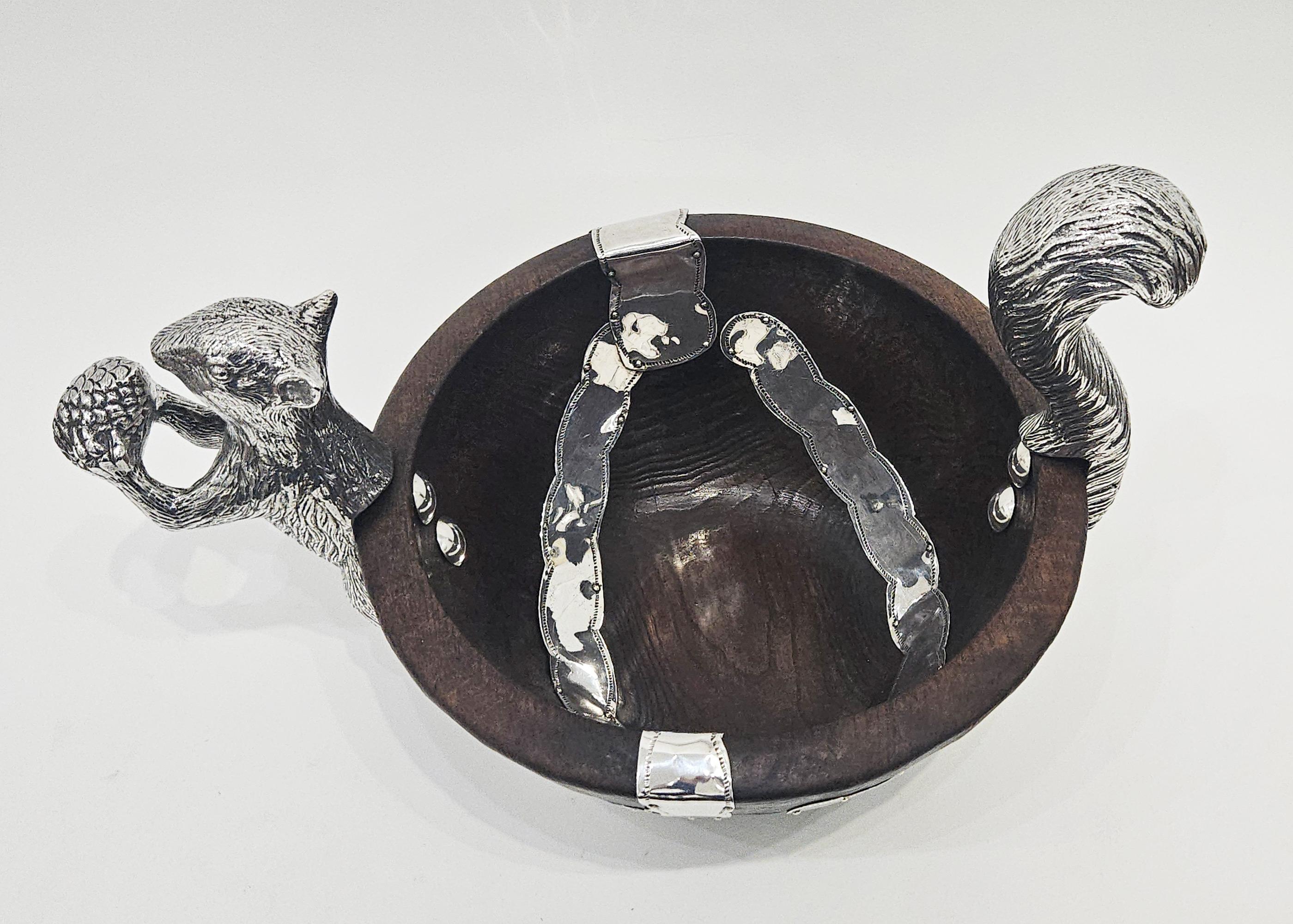 Placcato argento Ciotola in Wood del XVIII secolo in stile coloniale spagnolo con montatura a scoiattolo placcata in argento, 1950 in vendita