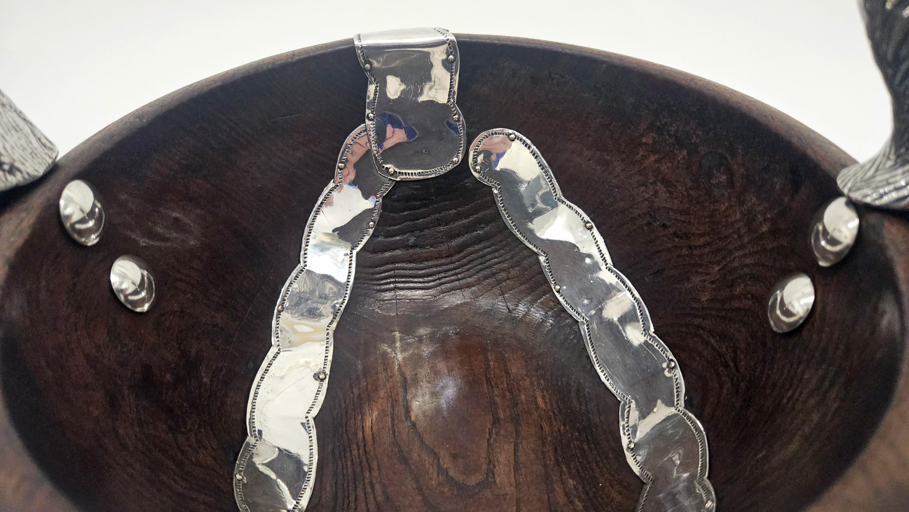 Ciotola in Wood del XVIII secolo in stile coloniale spagnolo con montatura a scoiattolo placcata in argento, 1950 in vendita 1