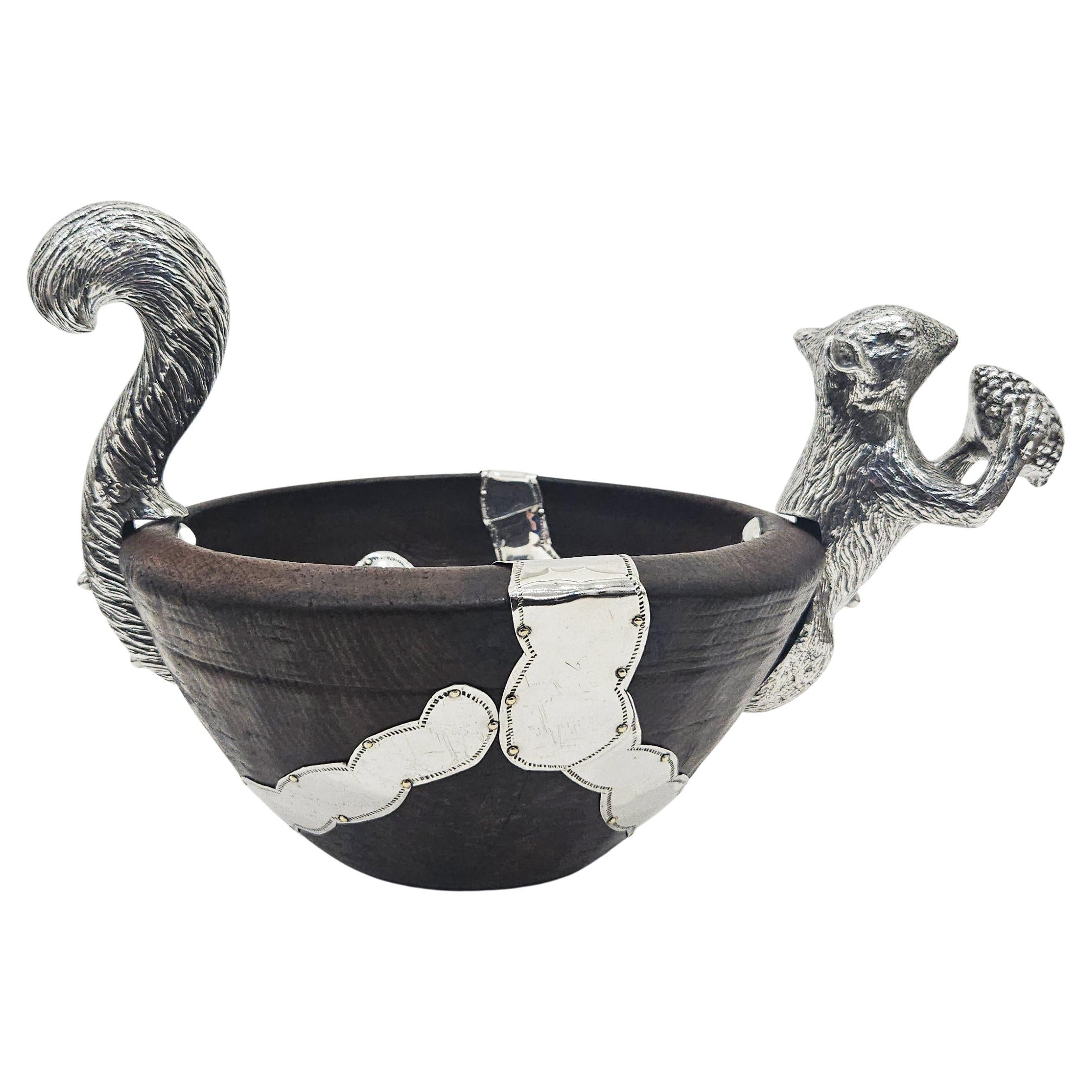 Ciotola in Wood del XVIII secolo in stile coloniale spagnolo con montatura a scoiattolo placcata in argento, 1950 in vendita