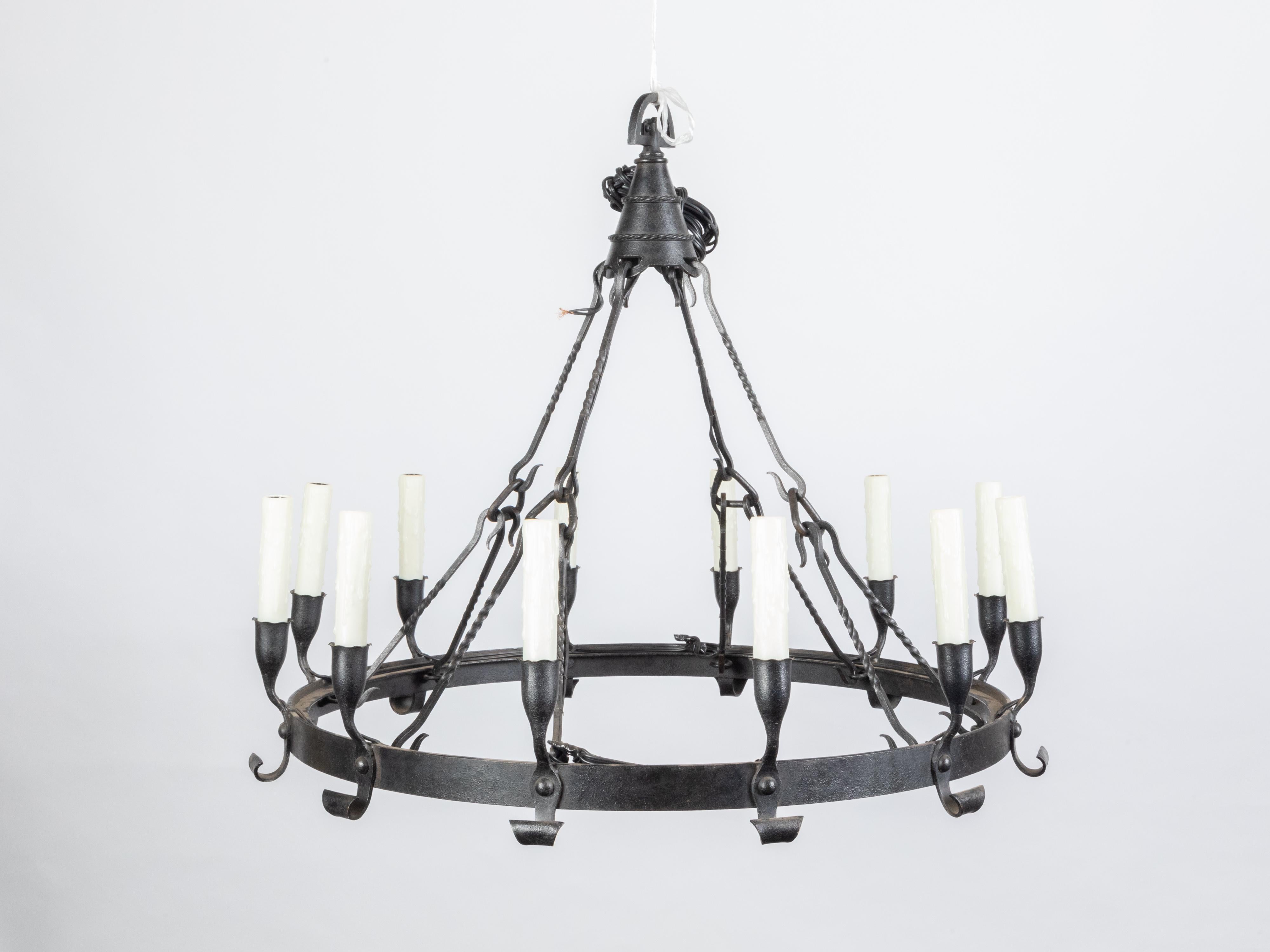 American Spanish Colonial 1900s 12-Light Iron Chandelier with Ring and Dark Patina For Sale