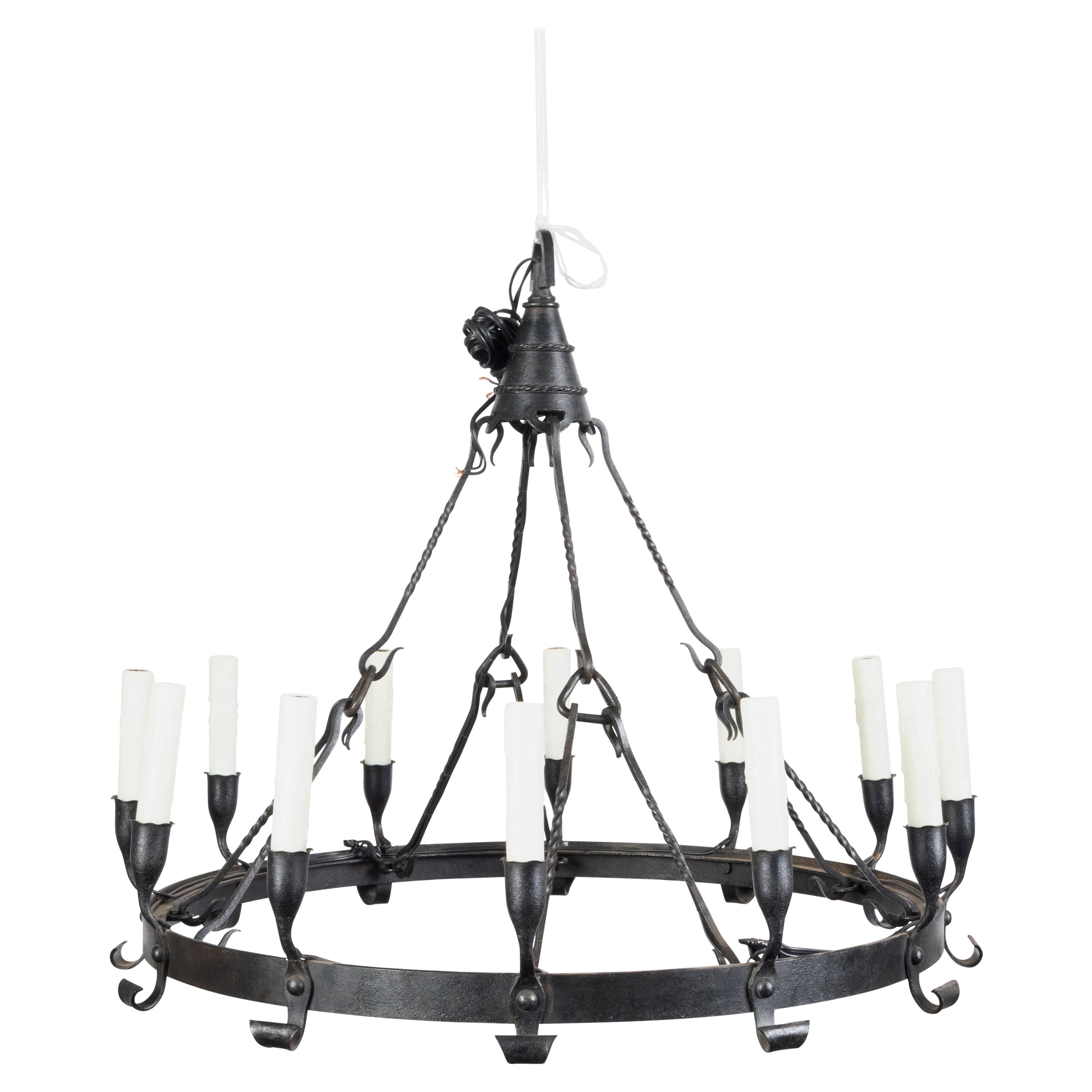 Lampadario spagnolo coloniale del 1900 a 12 luci in ferro con anello e patina scura