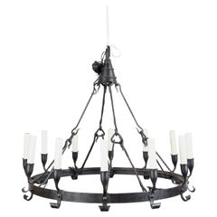 Lustre colonial espagnol des années 1900 à 12 éclairages en fer avec anneau et patine foncée