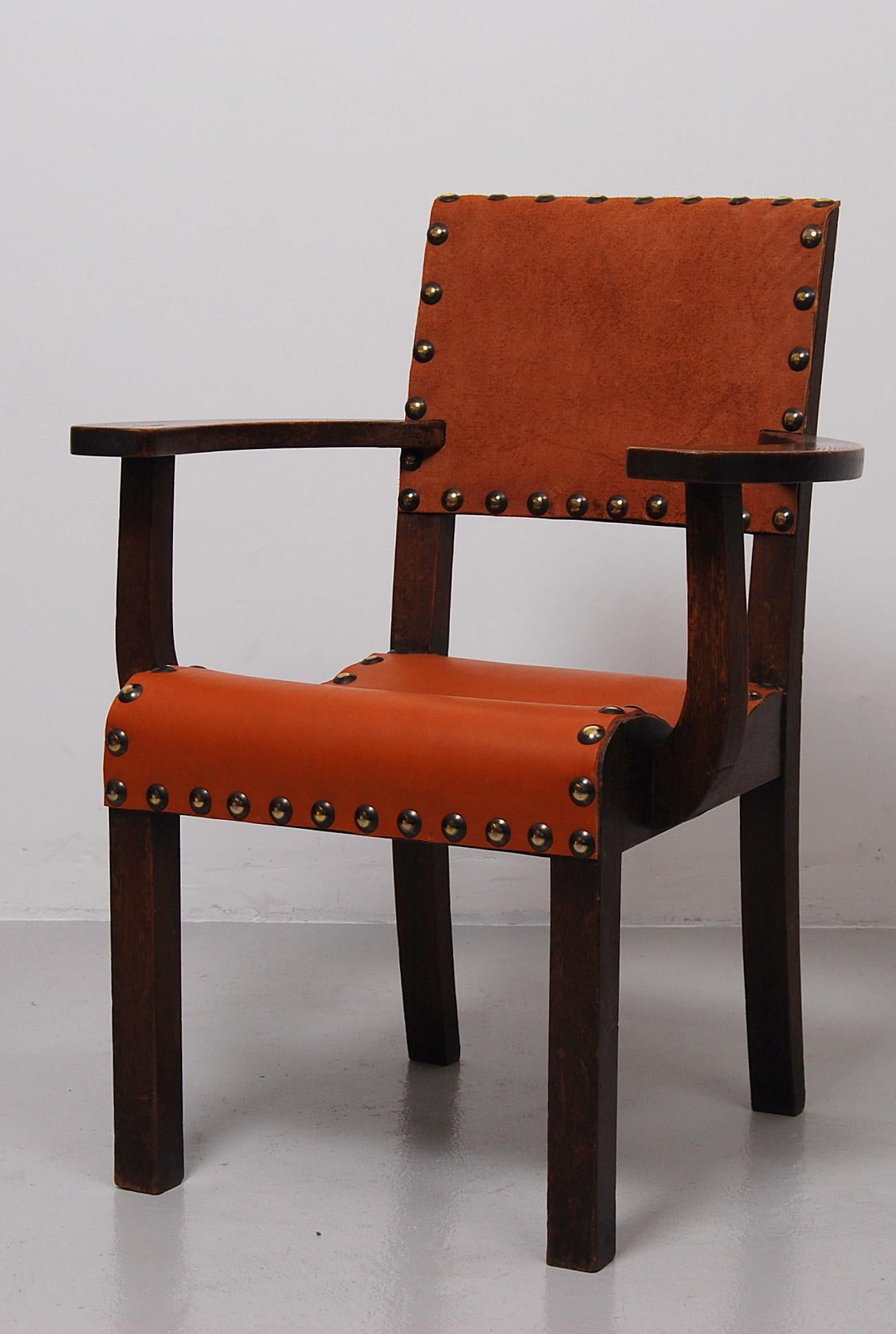 Une chaise coloniale espagnole en bois massif avec de larges accoudoirs incurvés et un siège et un dossier en cuir neuf et épais. Bon état.
 