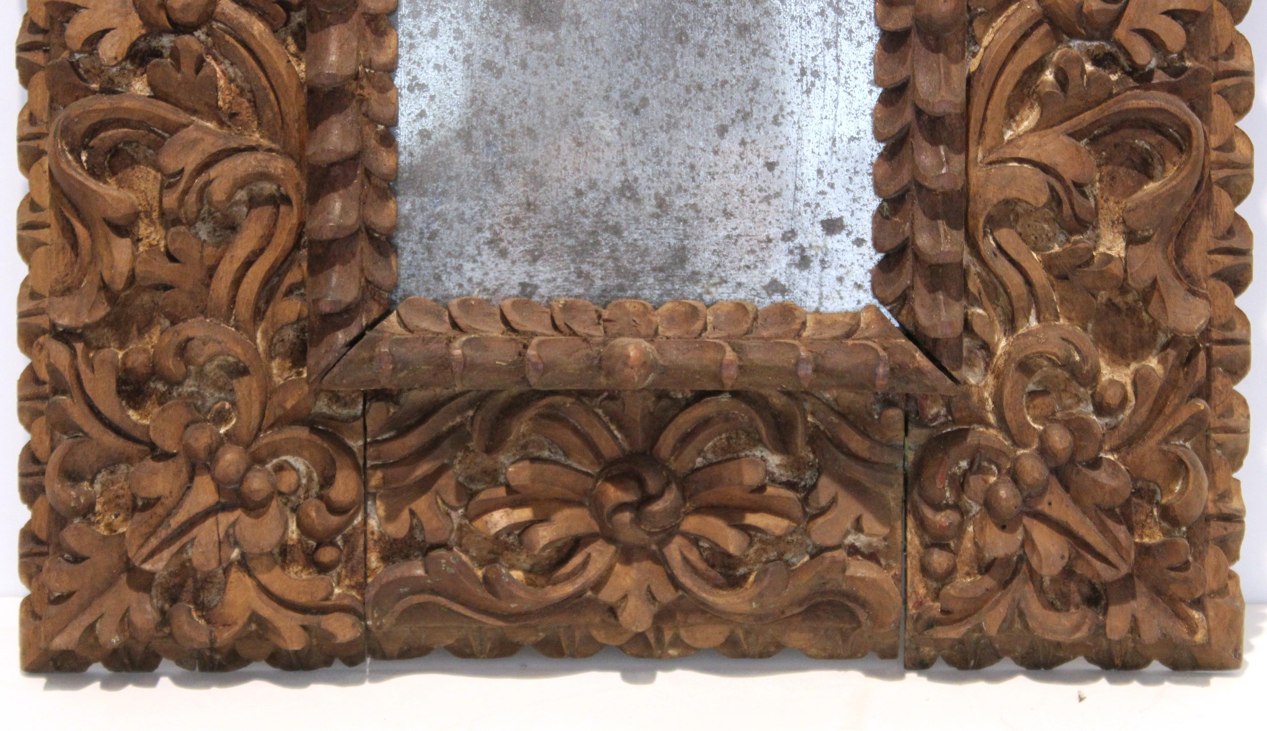 Spanischer Kolonialbarock Tief geschnitzter Relief-Spiegel oder Bilderrahmen (18. Jahrhundert und früher) im Angebot