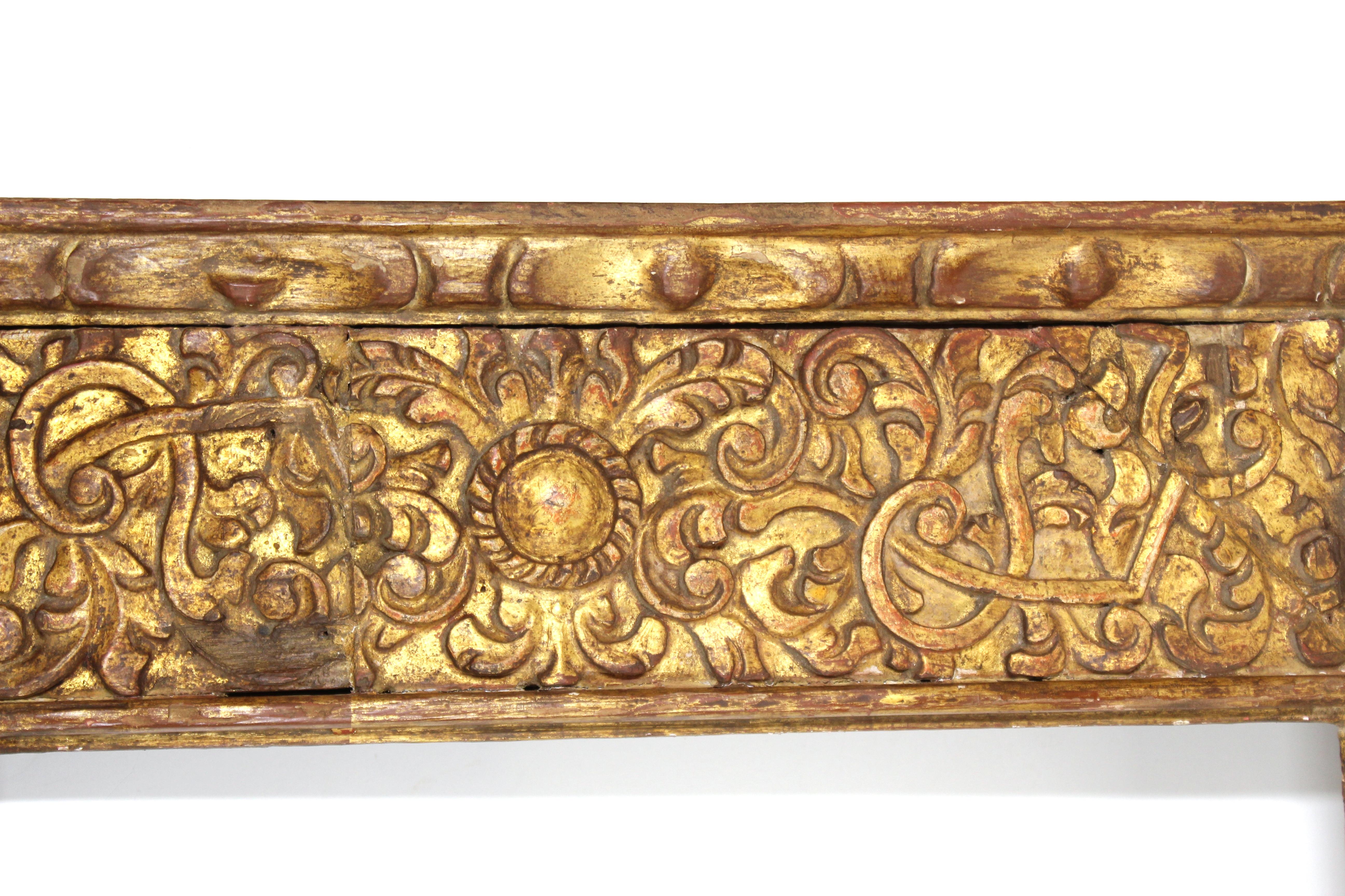 Espagnol Cadre en bois doré baroque colonial espagnol avec feuillage sculpté en vente