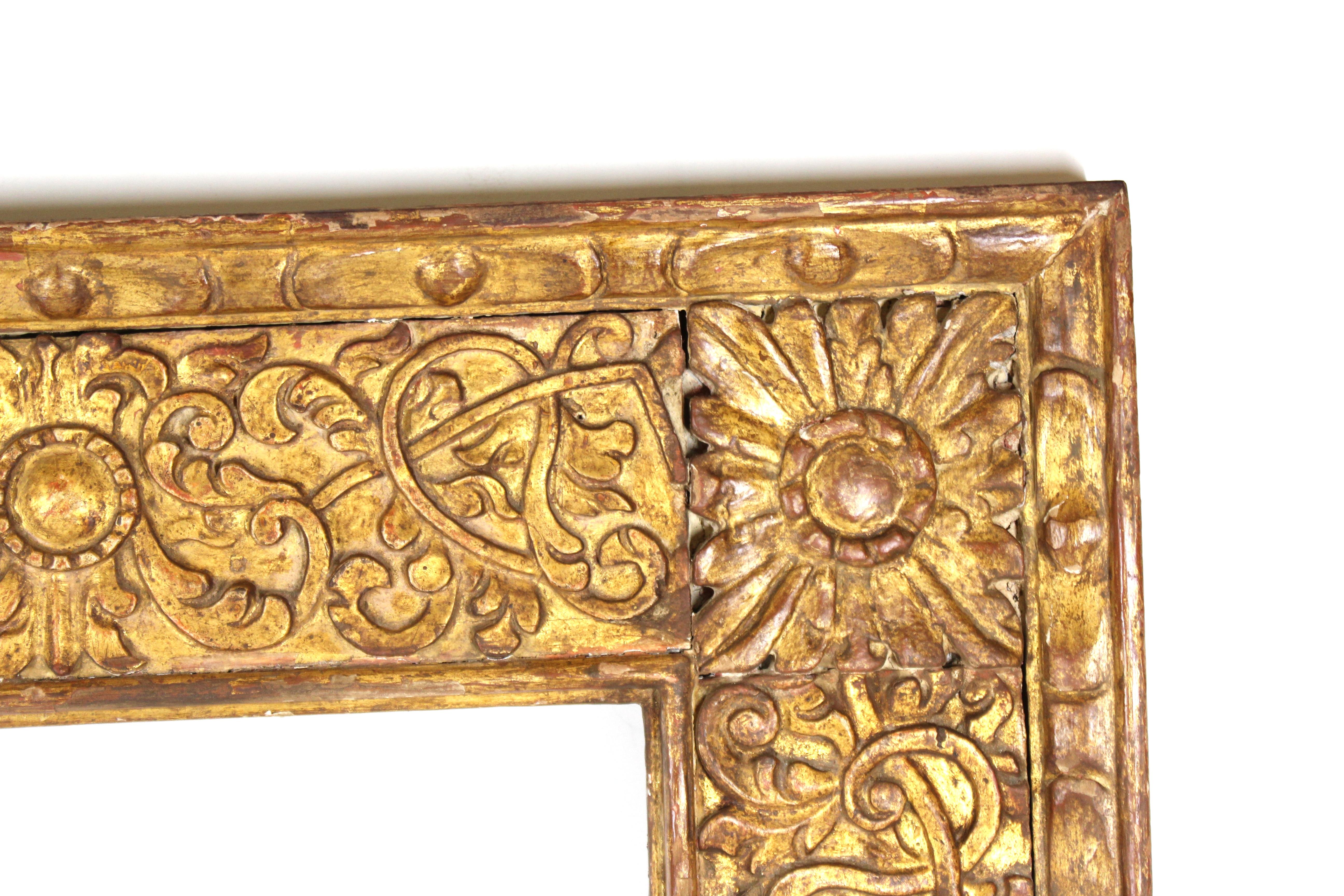 Cadre en bois doré baroque colonial espagnol avec feuillage sculpté Bon état - En vente à New York, NY