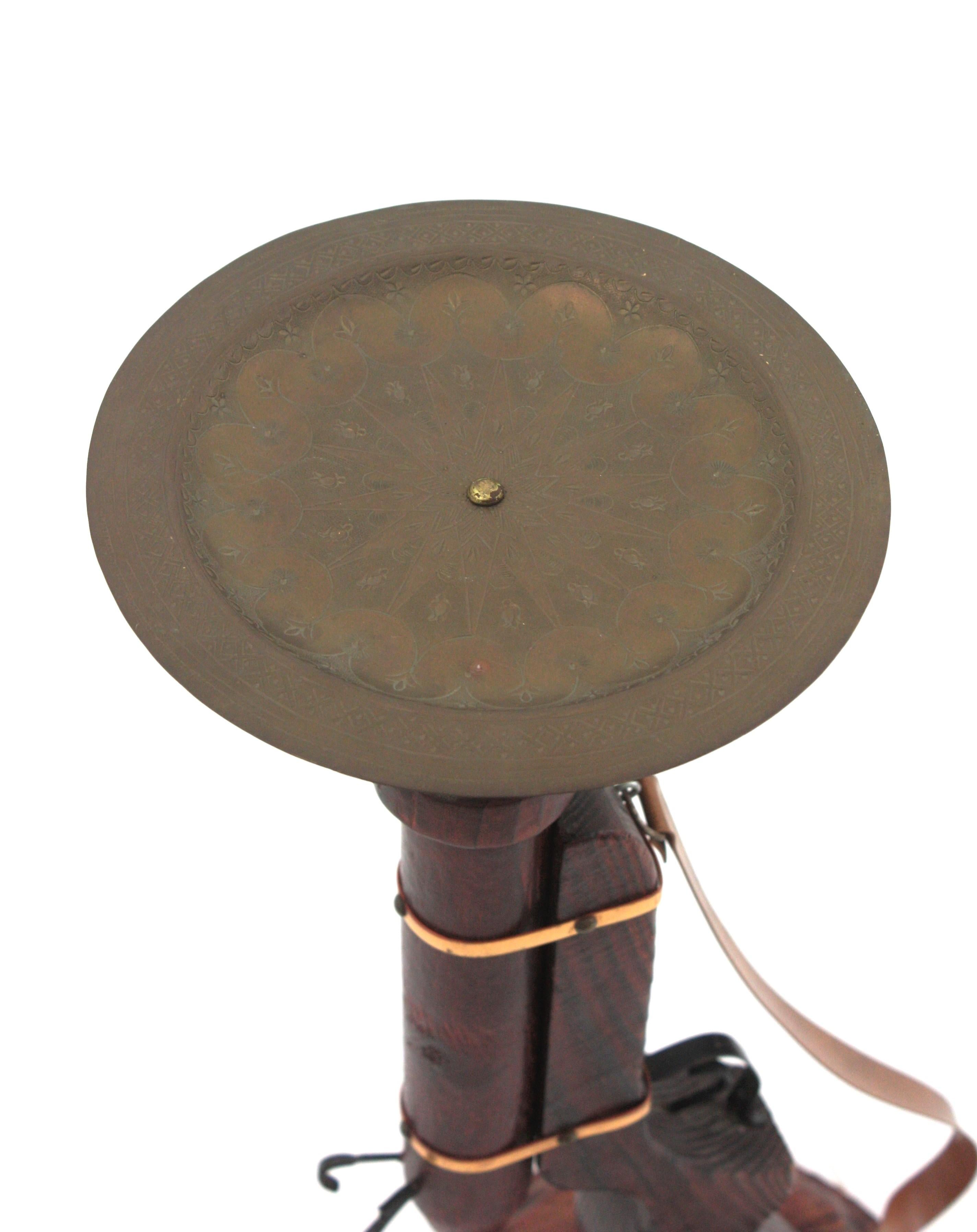 Mesa auxiliar de bebidas colonial española con forma de trabuco en madera tallada en venta 5