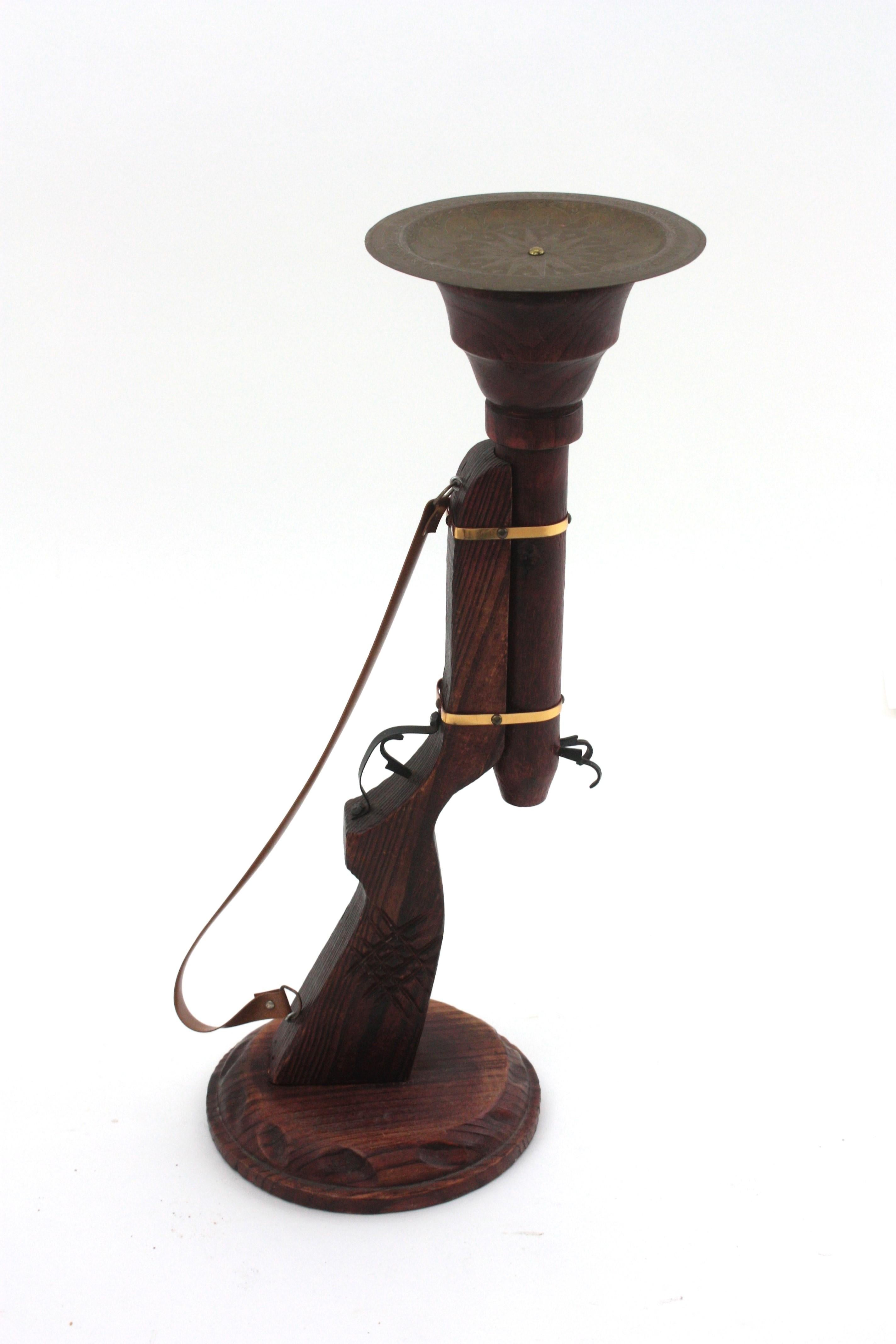 Mesa auxiliar de bebidas colonial española con forma de trabuco en madera tallada en venta 8