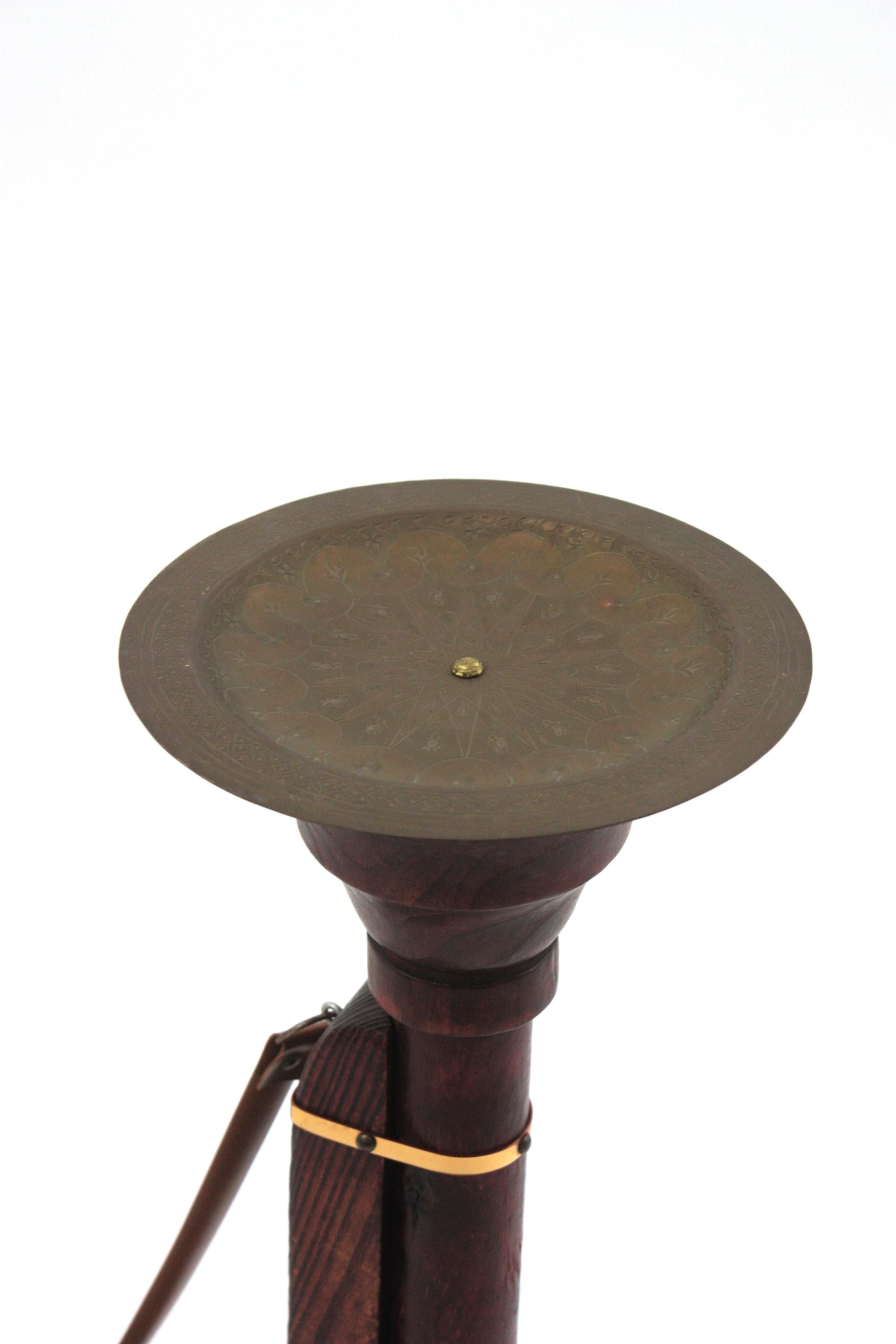 Mesa auxiliar de bebidas colonial española con forma de trabuco en madera tallada Español en venta
