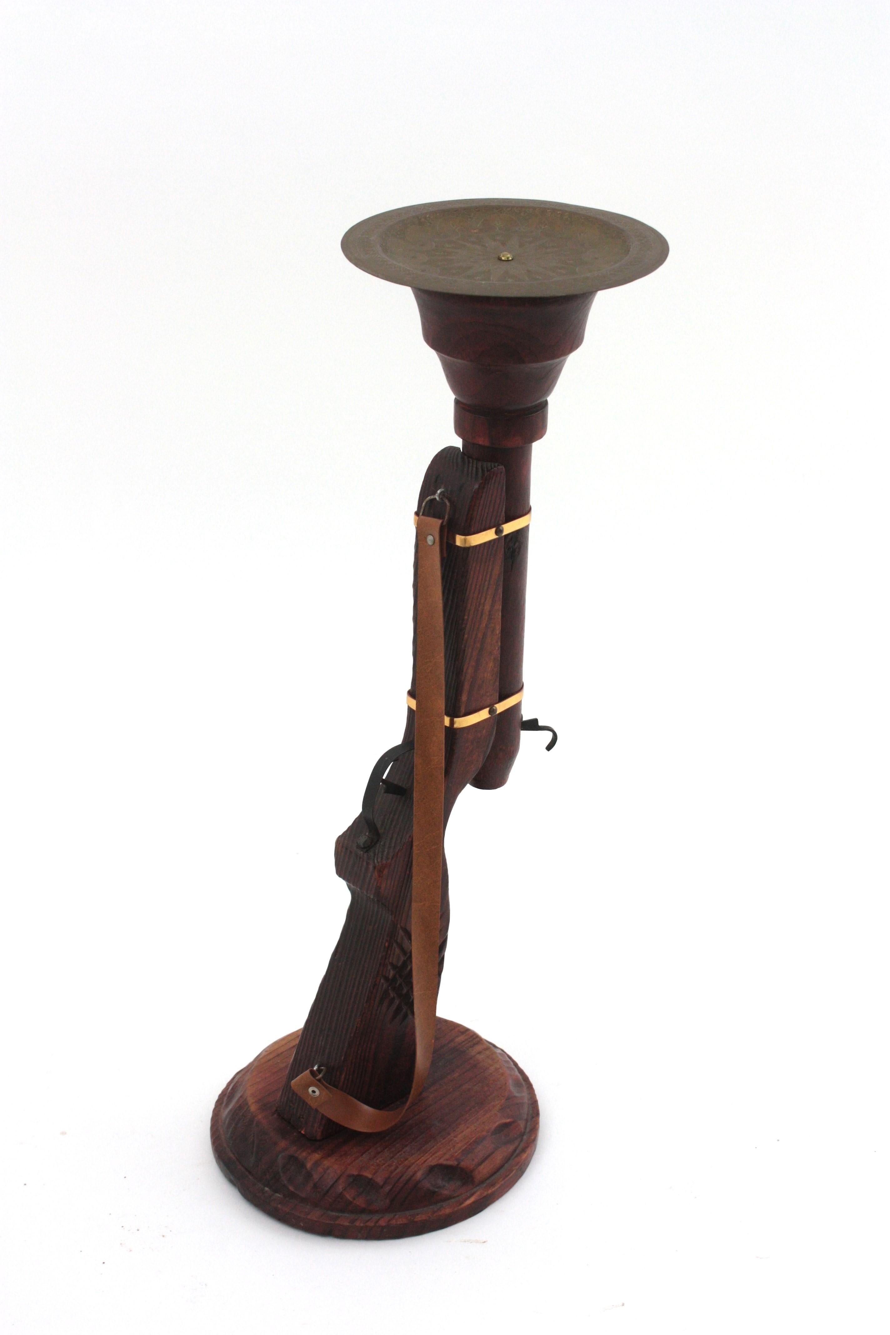 Mesa auxiliar de bebidas colonial española con forma de trabuco en madera tallada en Bueno estado para la venta en Barcelona, ES