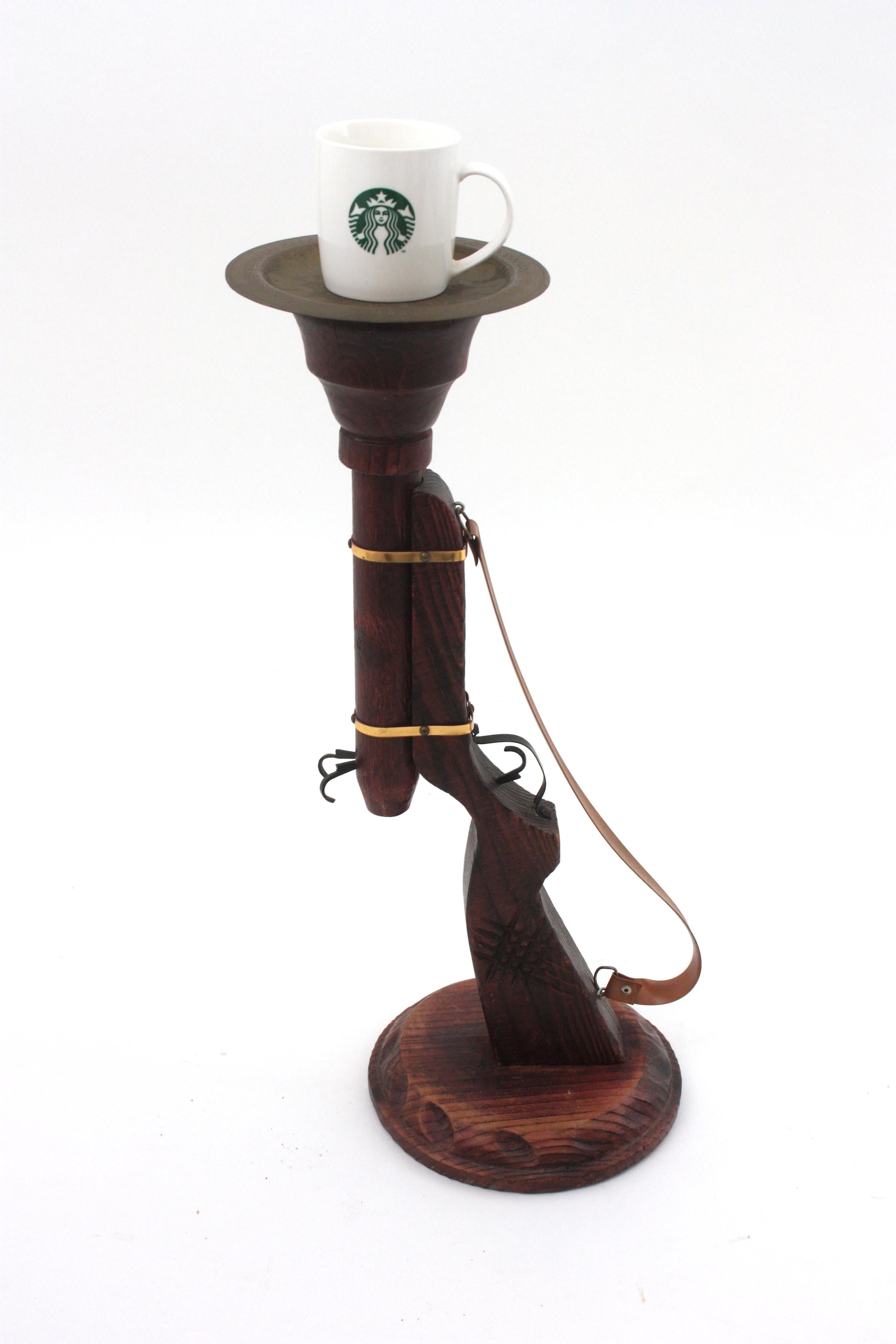Mesa auxiliar de bebidas colonial española con forma de trabuco en madera tallada Madera en venta