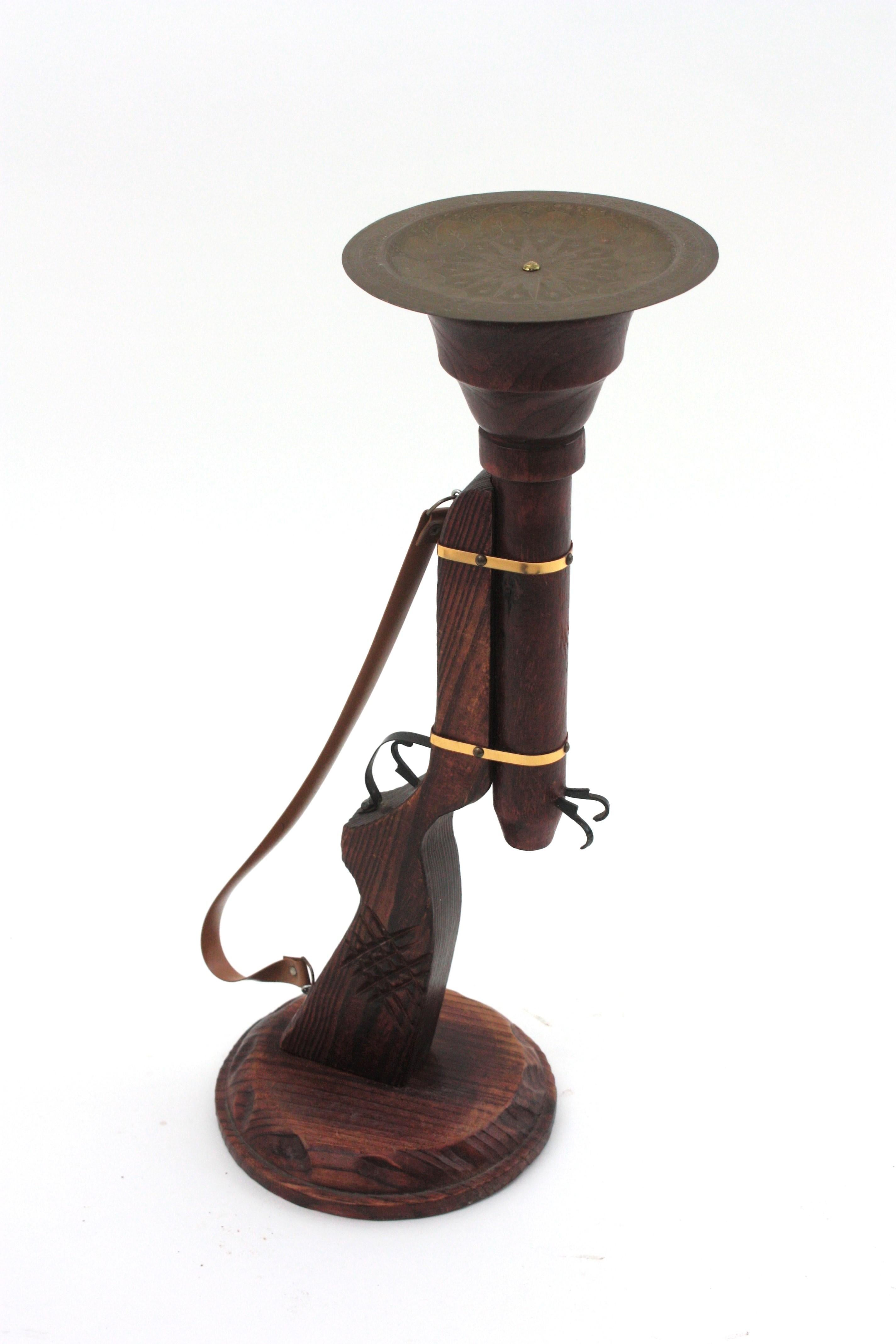 Mesa auxiliar de bebidas colonial española con forma de trabuco en madera tallada en venta 1
