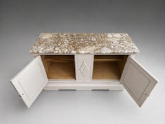Armoire sculptée de style colonial espagnol, en bois massif peint, avec plateau en pierre