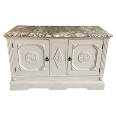 Armoire sculptée de style colonial espagnol, en bois massif peint, avec plateau en pierre