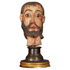 Testa scolpita di un santo in stile coloniale spagnolo, Messico, fine XVI – inizio XVII secolo.