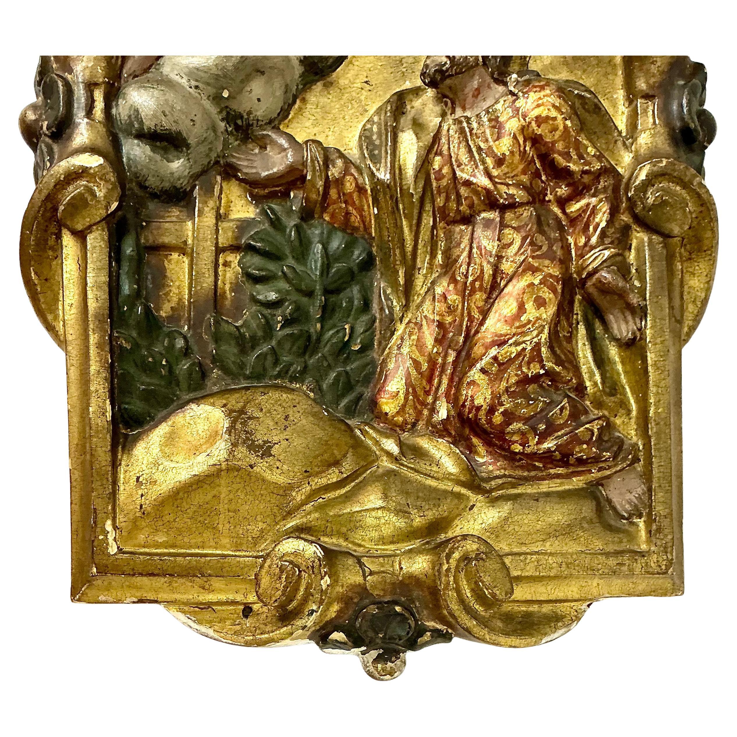 Religiöse Holztafel aus der spanischen Kolonialzeit des 18. Jahrhunderts, polychromiert. Die Tafel zeigt einen knienden Heiligen (oder möglicherweise Christus) im Gebet, während ein Engel aus dem Himmel erscheint und einen Kelch trägt. Wogende