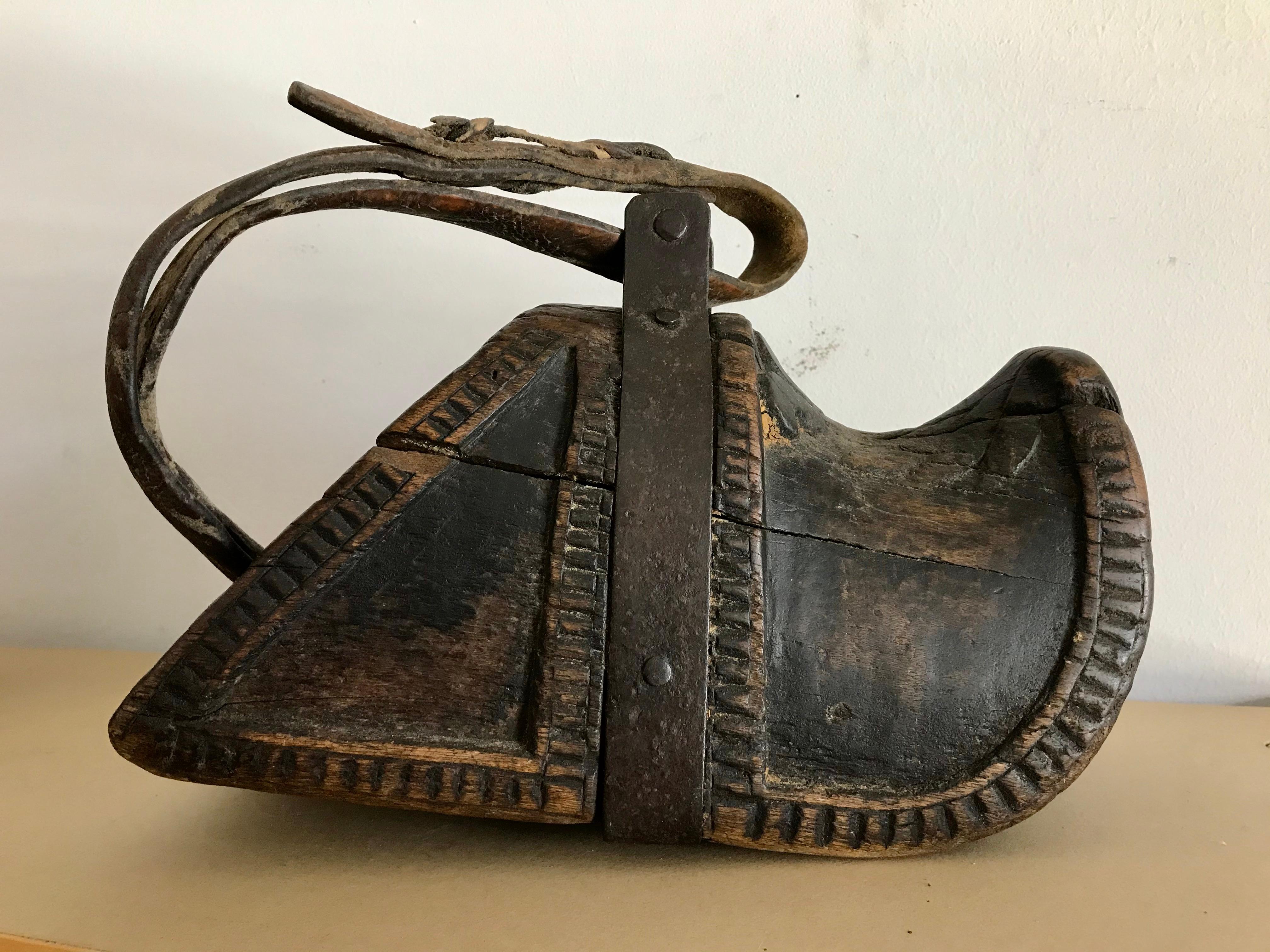Steigbügel aus geschnitztem Holz und Eisen aus der spanischen Kolonialzeit (Chilenisch) im Angebot