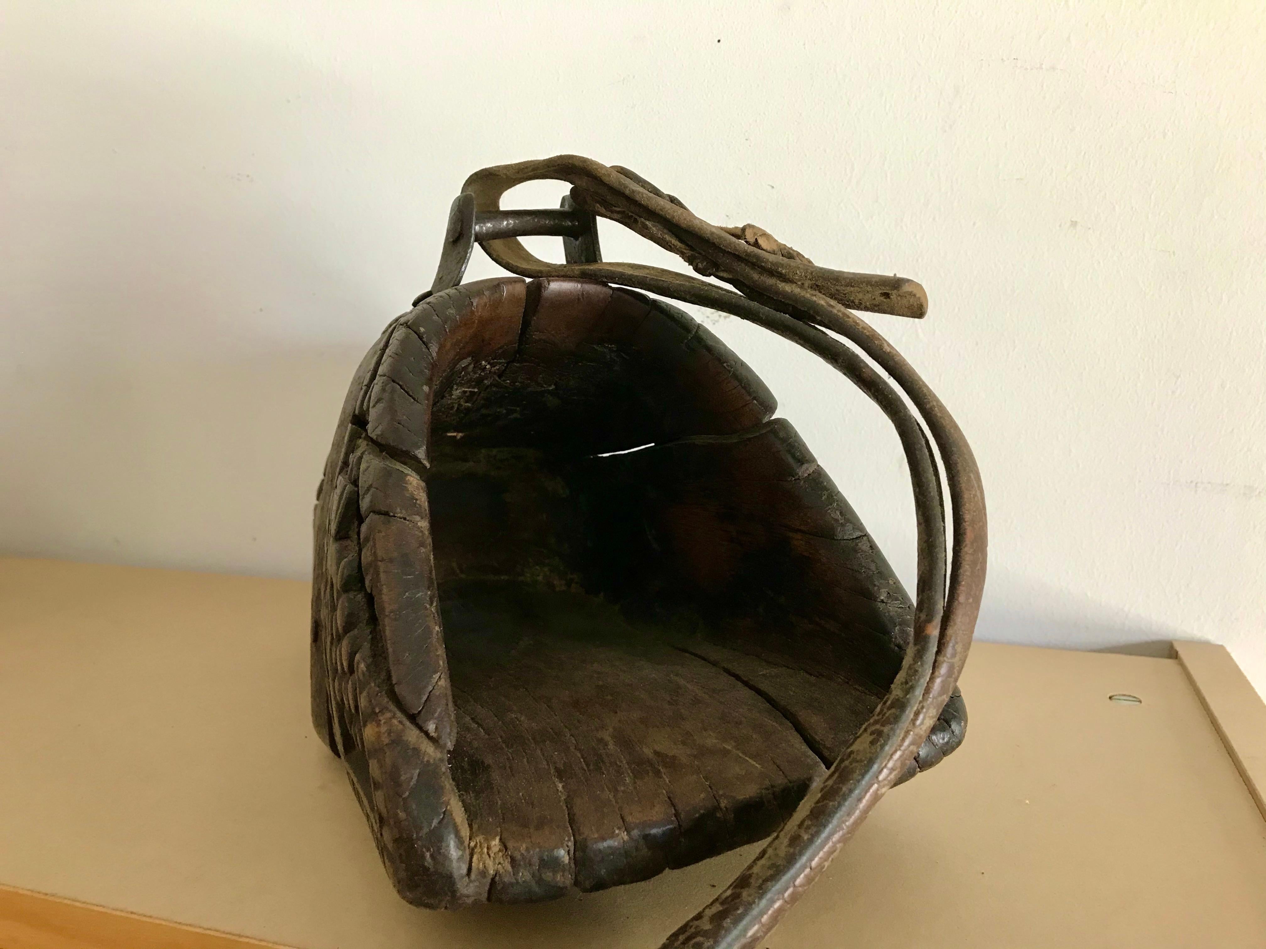 Steigbügel aus geschnitztem Holz und Eisen aus der spanischen Kolonialzeit im Zustand „Gut“ im Angebot in Stamford, CT