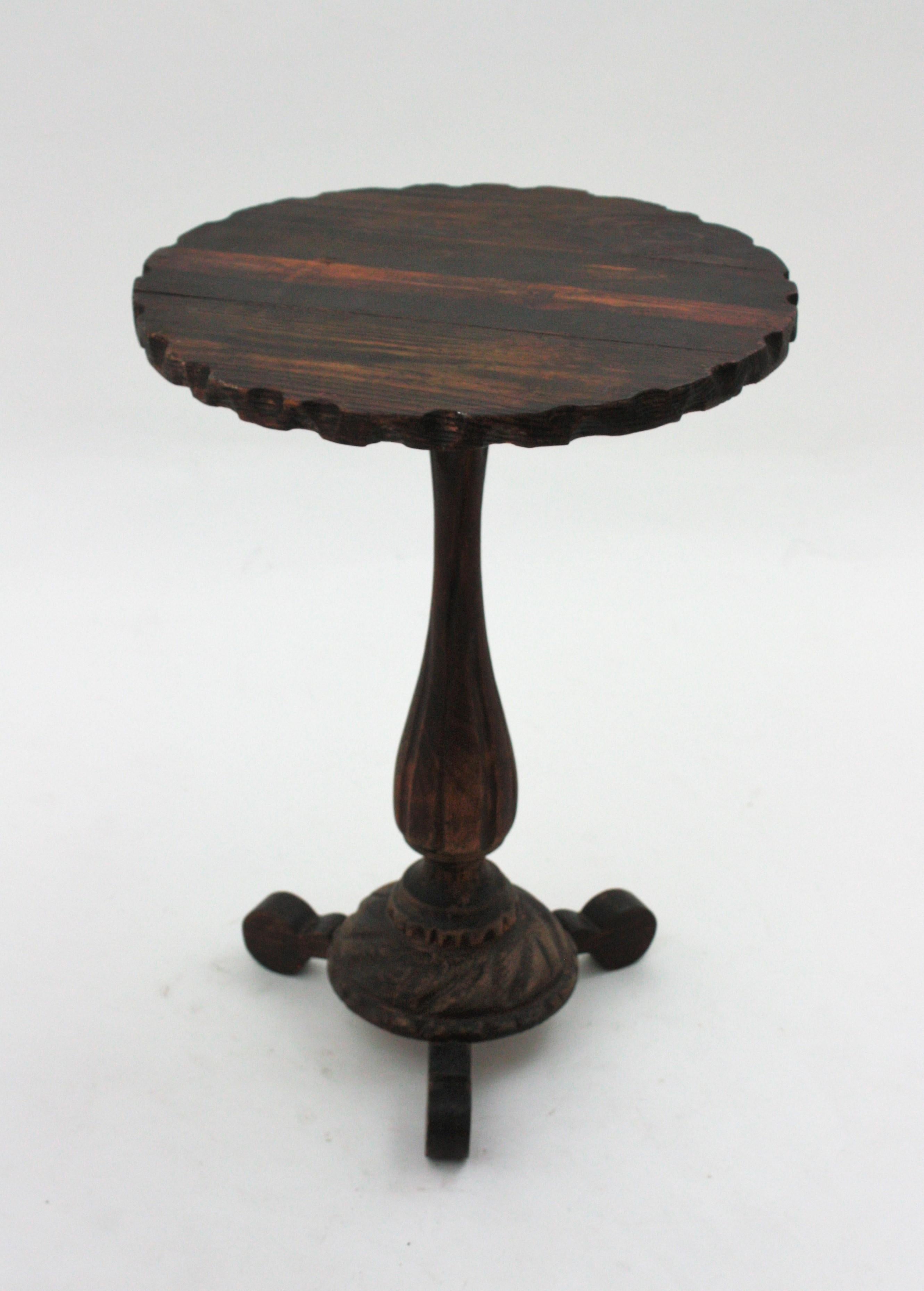 Mesa auxiliar colonial española de madera tallada Gueridón en venta 2