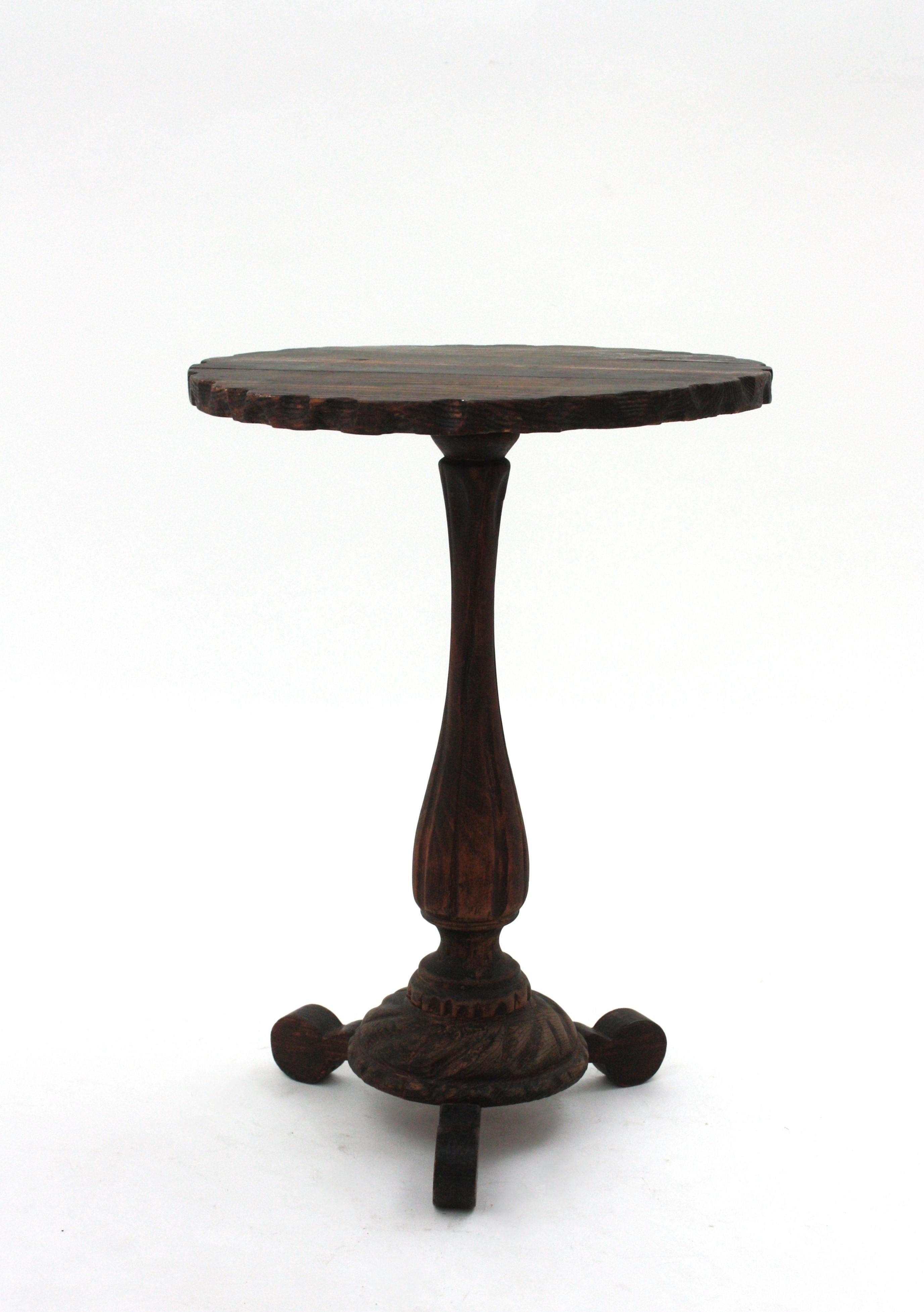 Mesa auxiliar colonial española de madera tallada Gueridón en venta 3