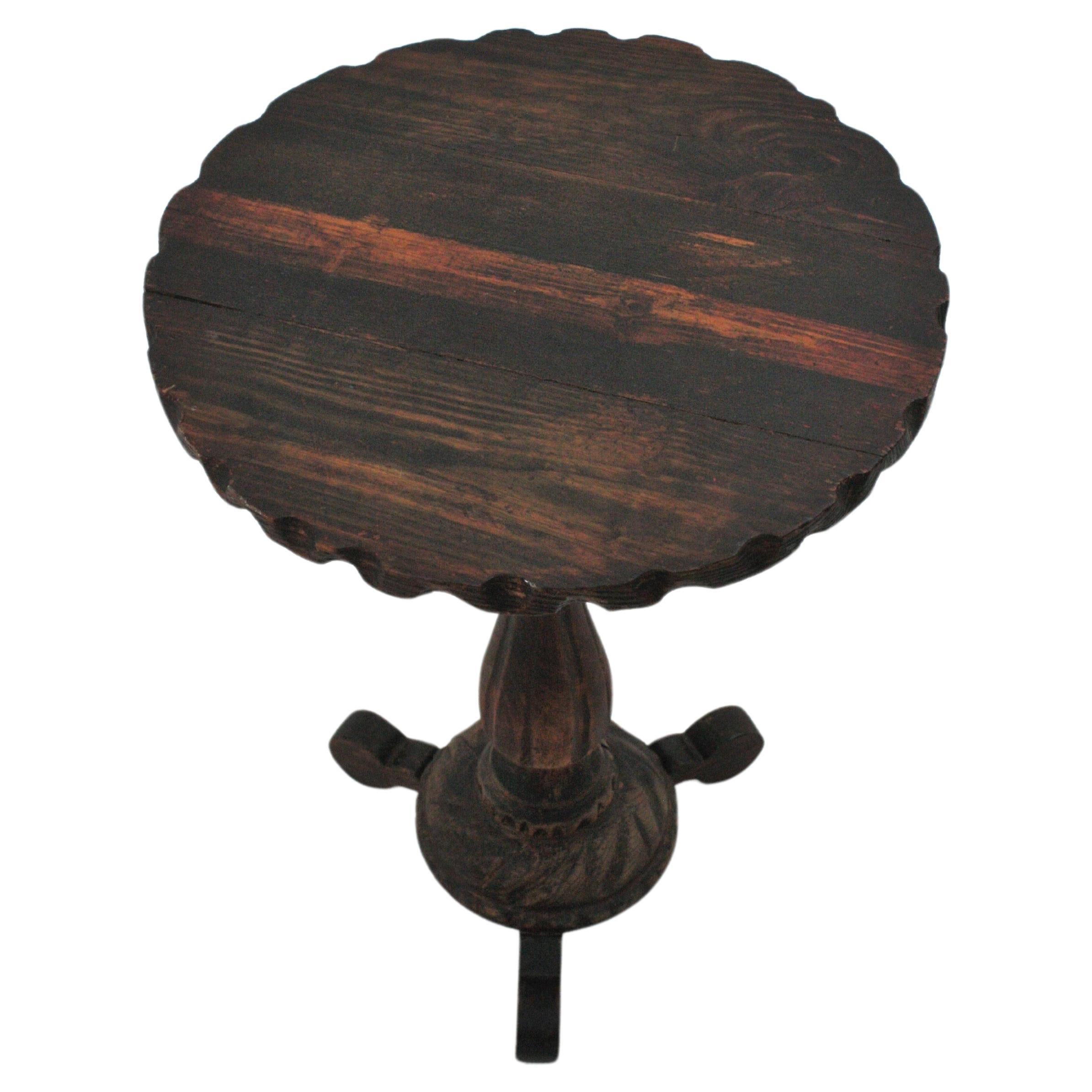 Mesa auxiliar colonial española de madera tallada Gueridón en venta 5