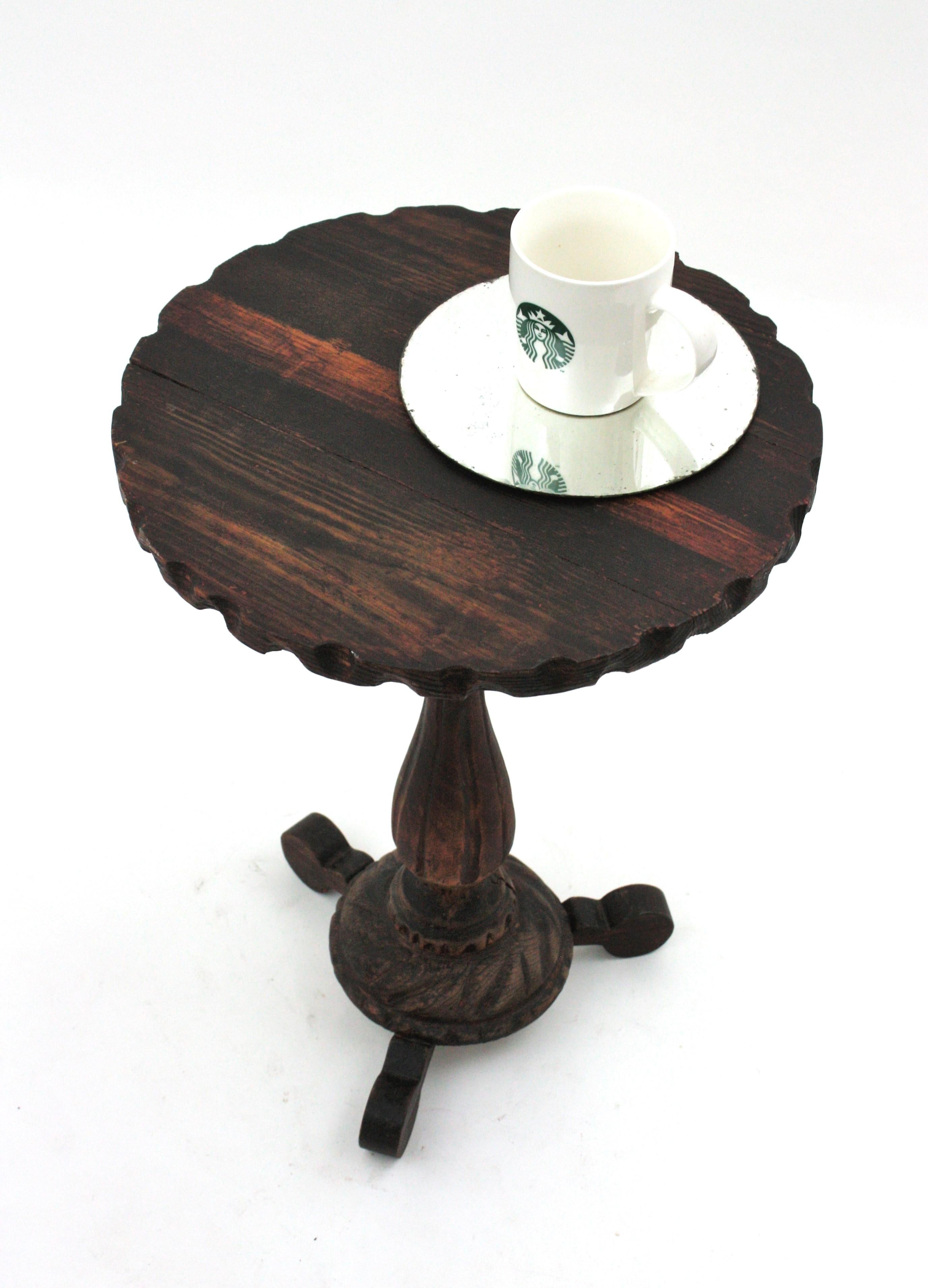 Mesa auxiliar colonial española de madera tallada Gueridón en venta 6