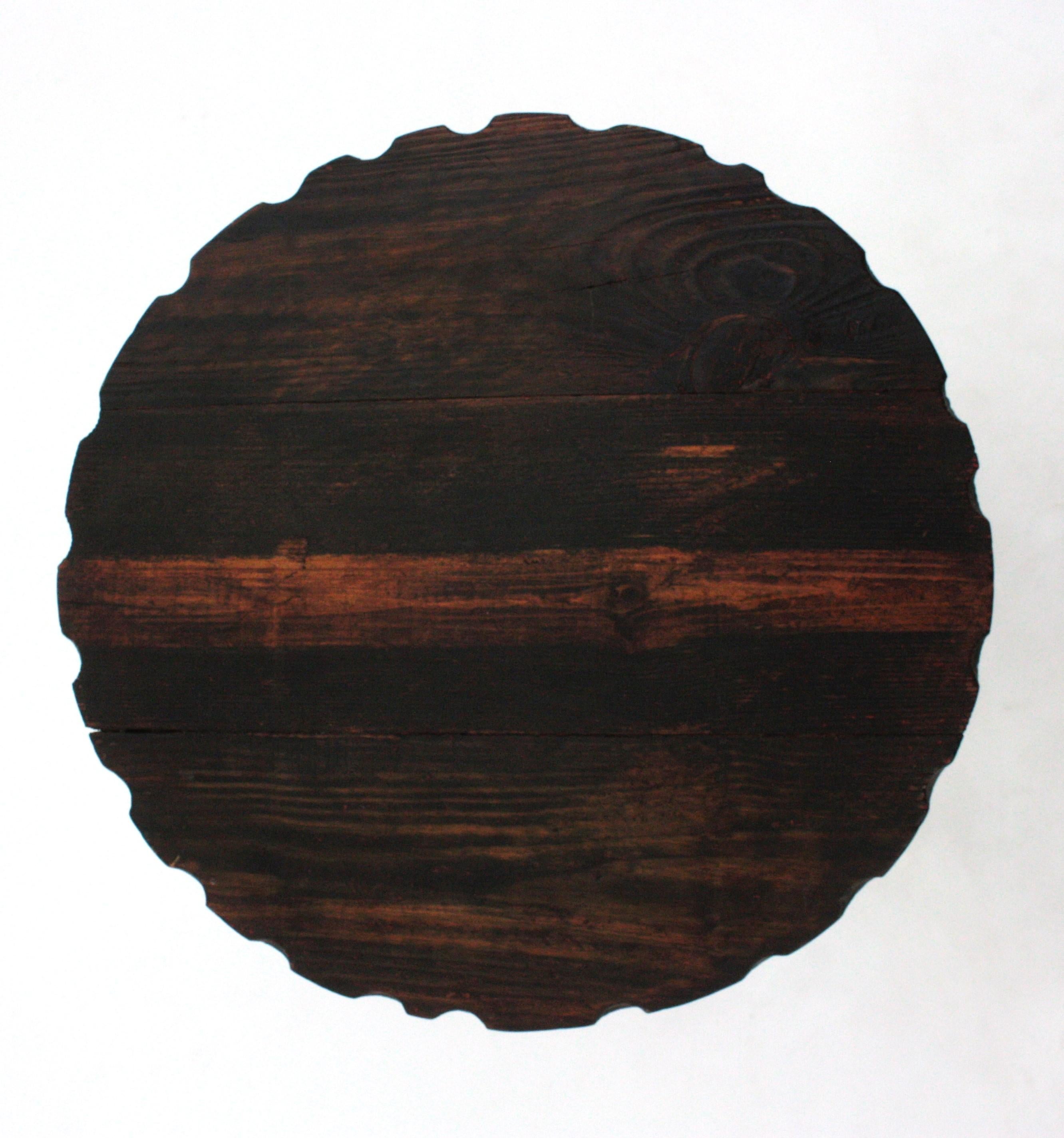 Mesa auxiliar colonial española de madera tallada Gueridón en venta 8