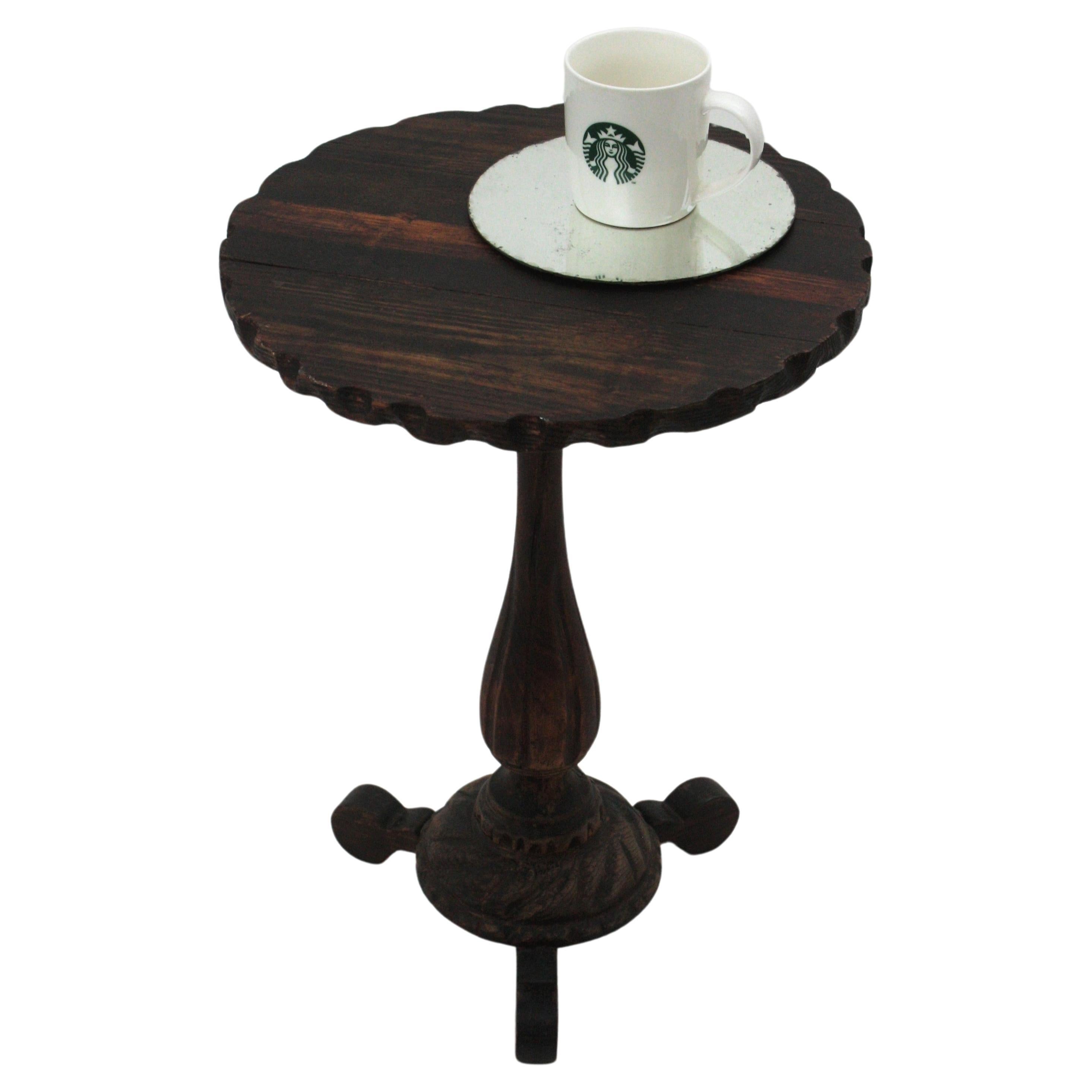 Mesa auxiliar colonial española de madera tallada Gueridón en venta 10