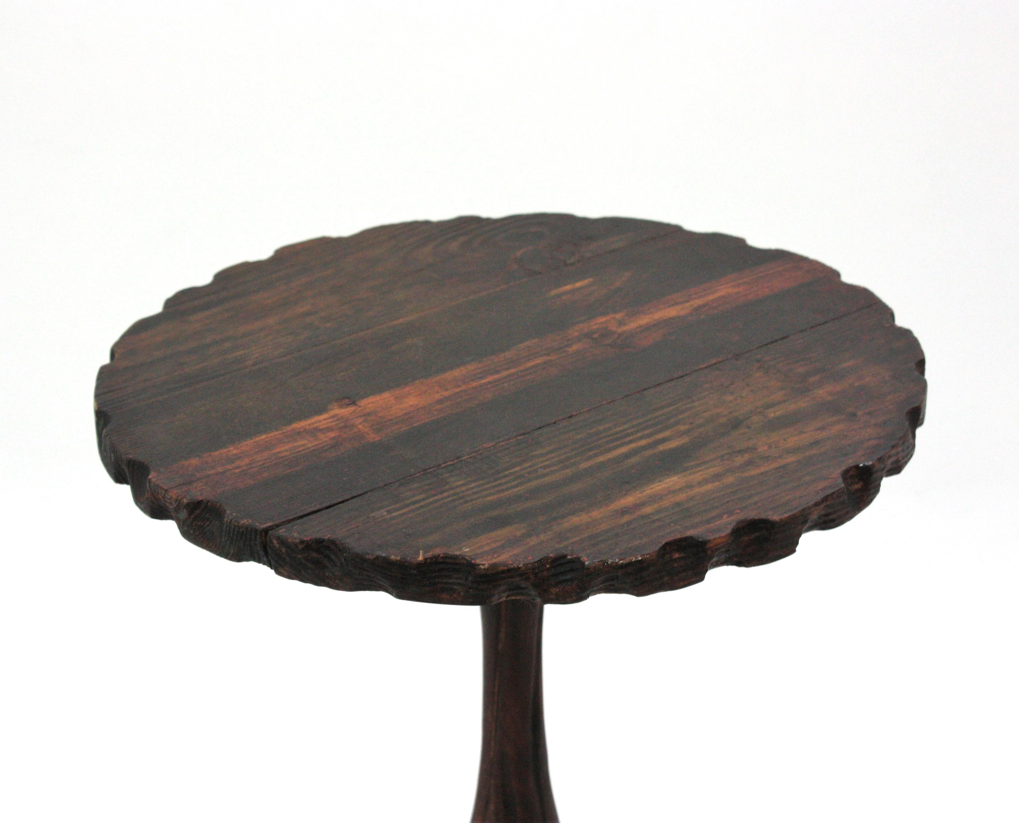 Mesa auxiliar colonial española de madera tallada Gueridón Español en venta
