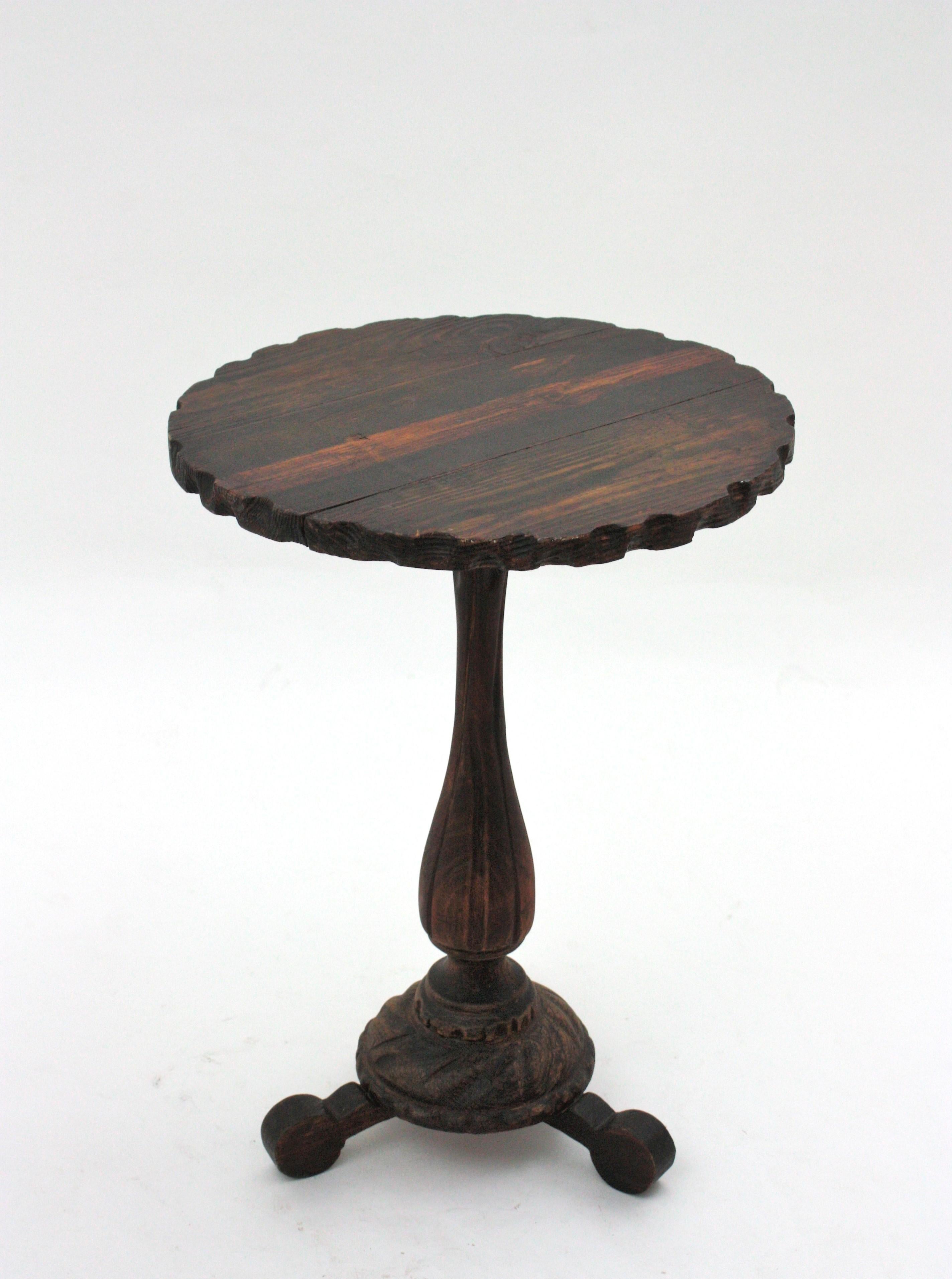 Mesa auxiliar colonial española de madera tallada Gueridón en Bueno estado para la venta en Barcelona, ES