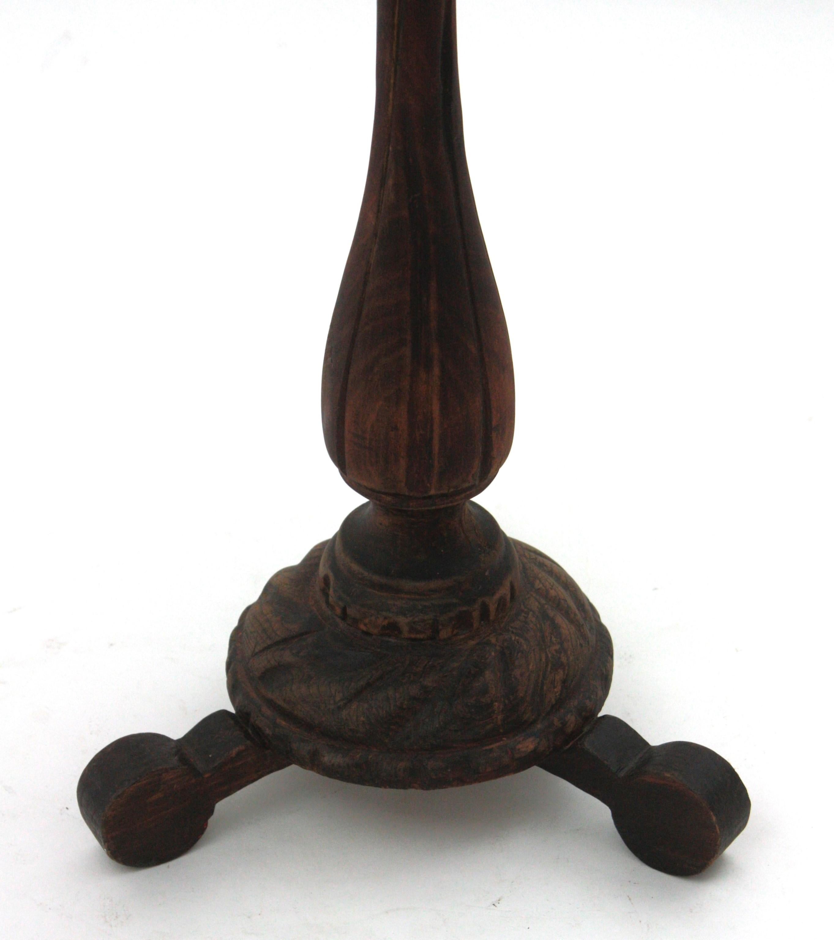 Mesa auxiliar colonial española de madera tallada Gueridón siglo XX en venta
