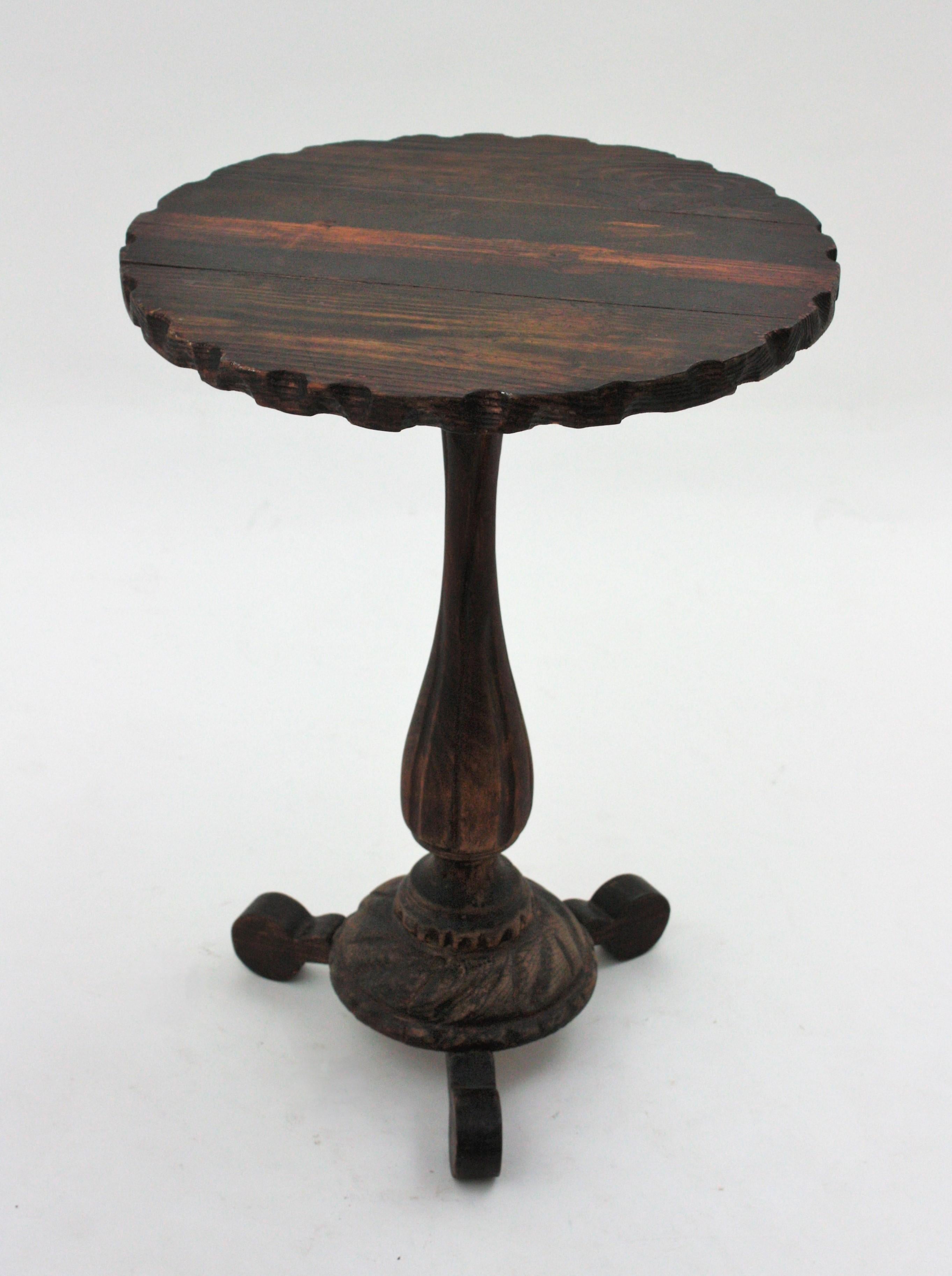 Mesa auxiliar colonial española de madera tallada Gueridón en venta 1