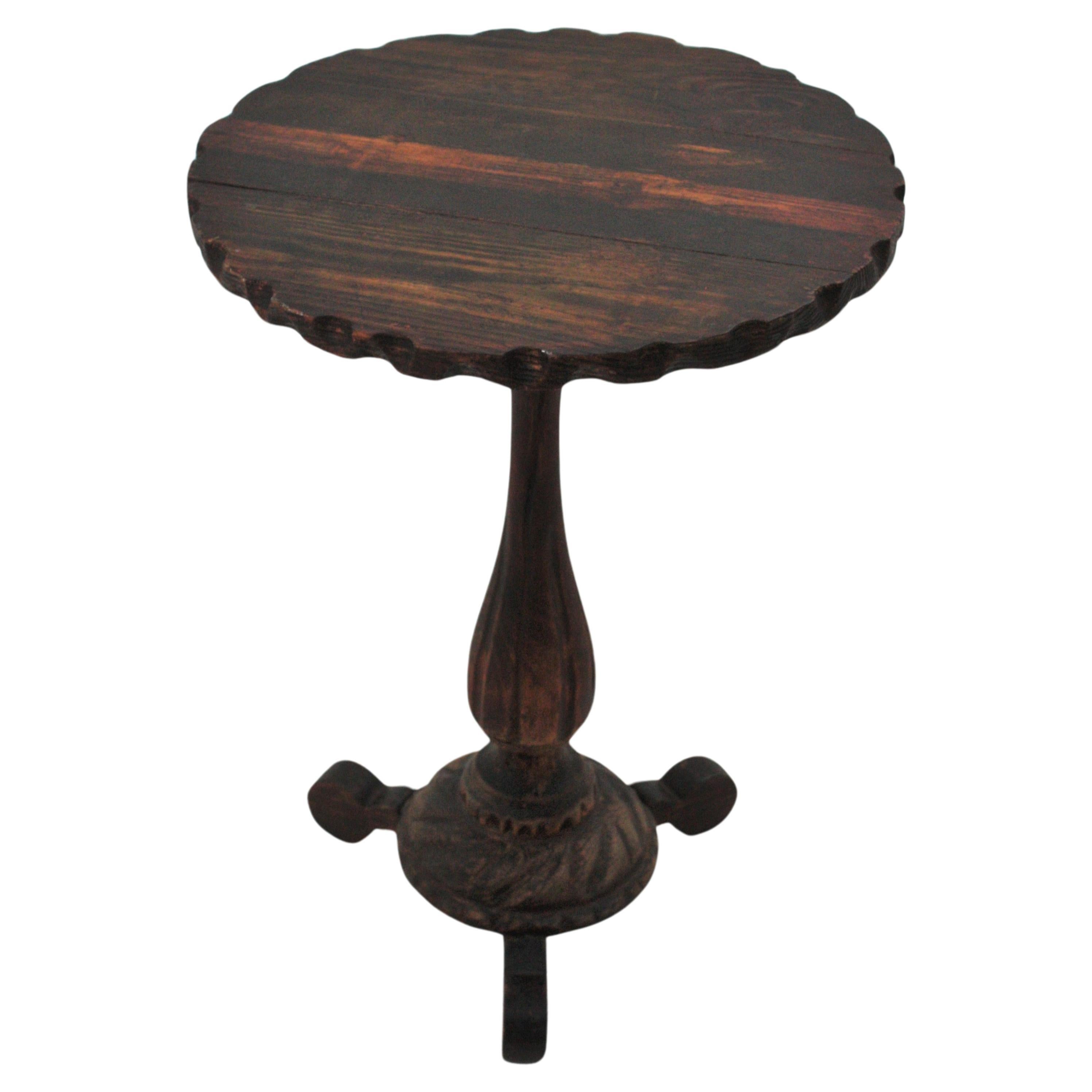 Mesa auxiliar colonial española de madera tallada Gueridón