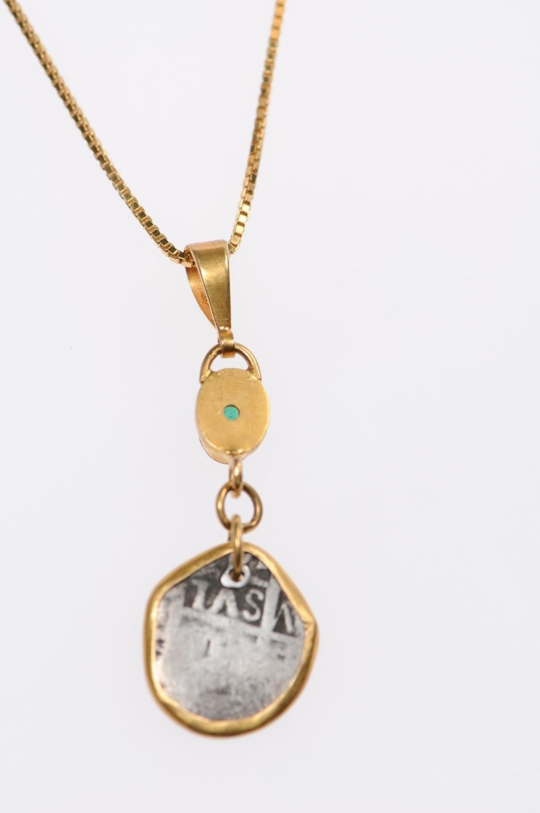Pendentif de pièce coloniale espagnole avec émeraude (chaîne destinée à être exposée uniquement) en vente 6