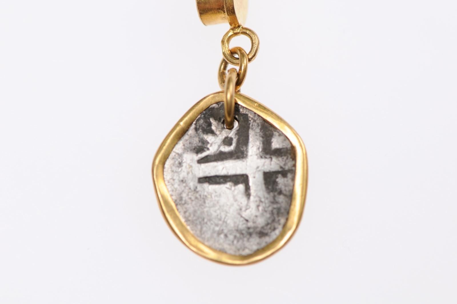 Pendentif de pièce coloniale espagnole avec émeraude (chaîne destinée à être exposée uniquement) en vente 7