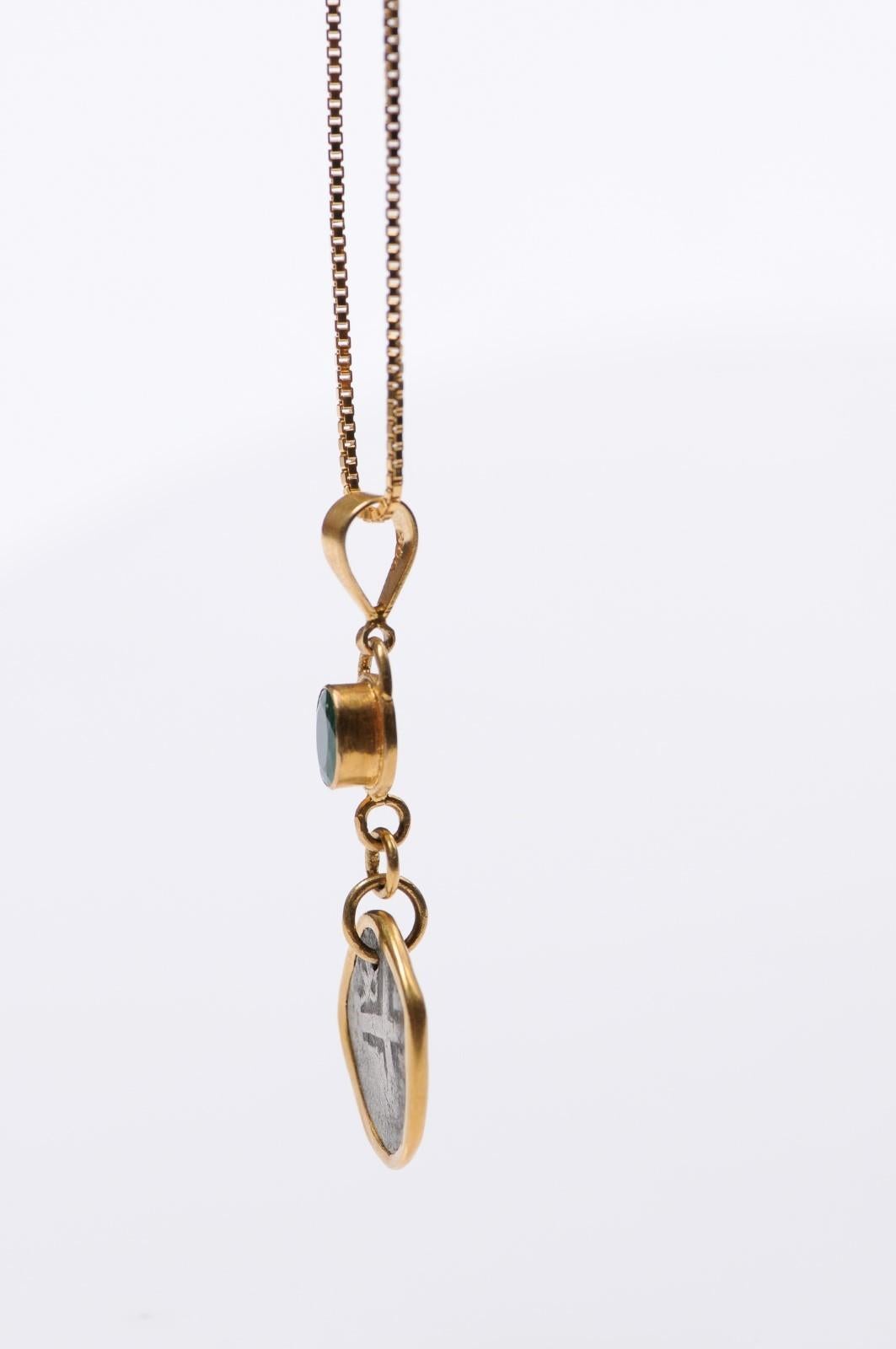 Taille ovale Pendentif de pièce coloniale espagnole avec émeraude (chaîne destinée à être exposée uniquement) en vente