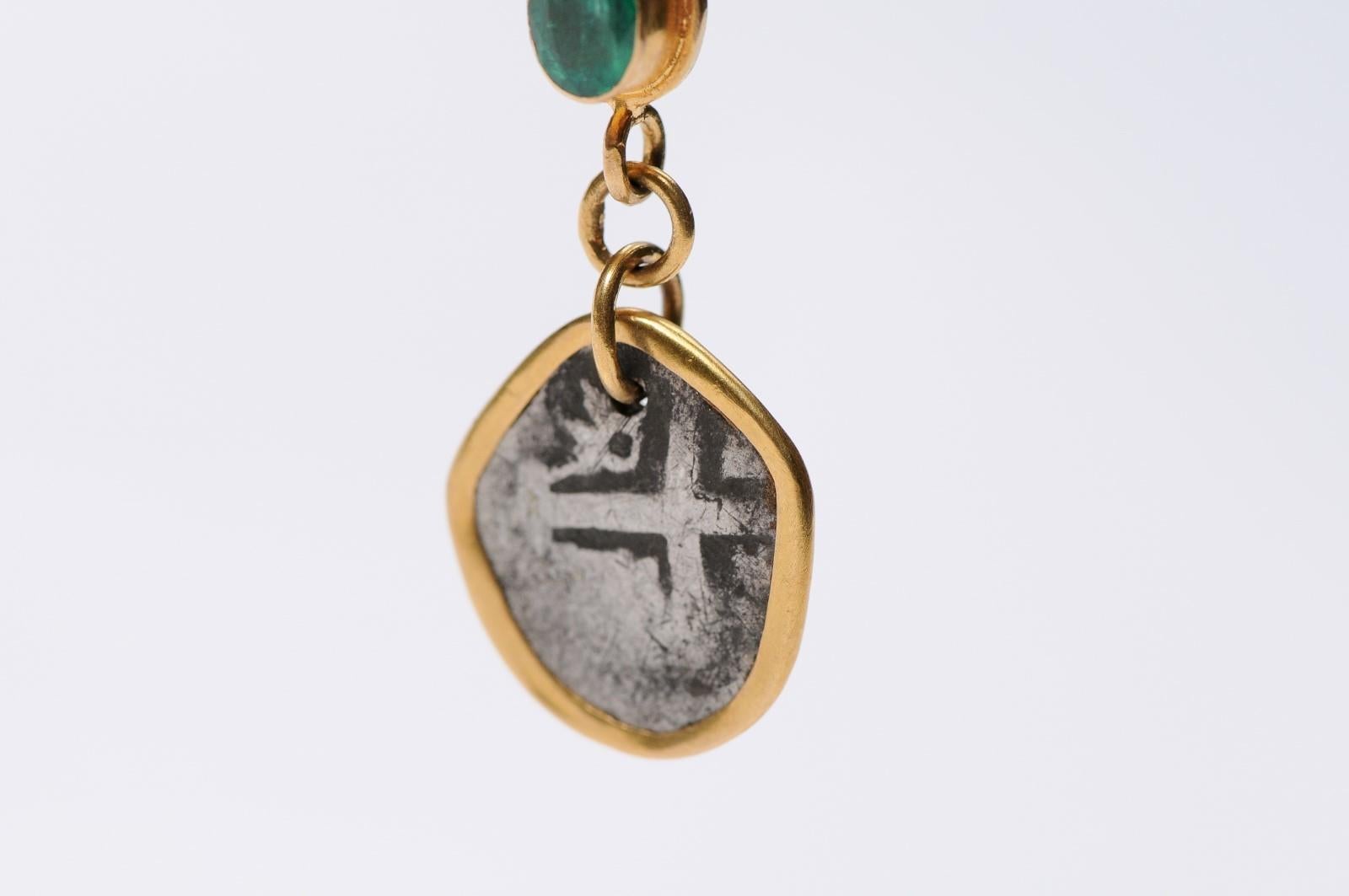 Pendentif de pièce coloniale espagnole avec émeraude (chaîne destinée à être exposée uniquement) Excellent état - En vente à Atlanta, GA