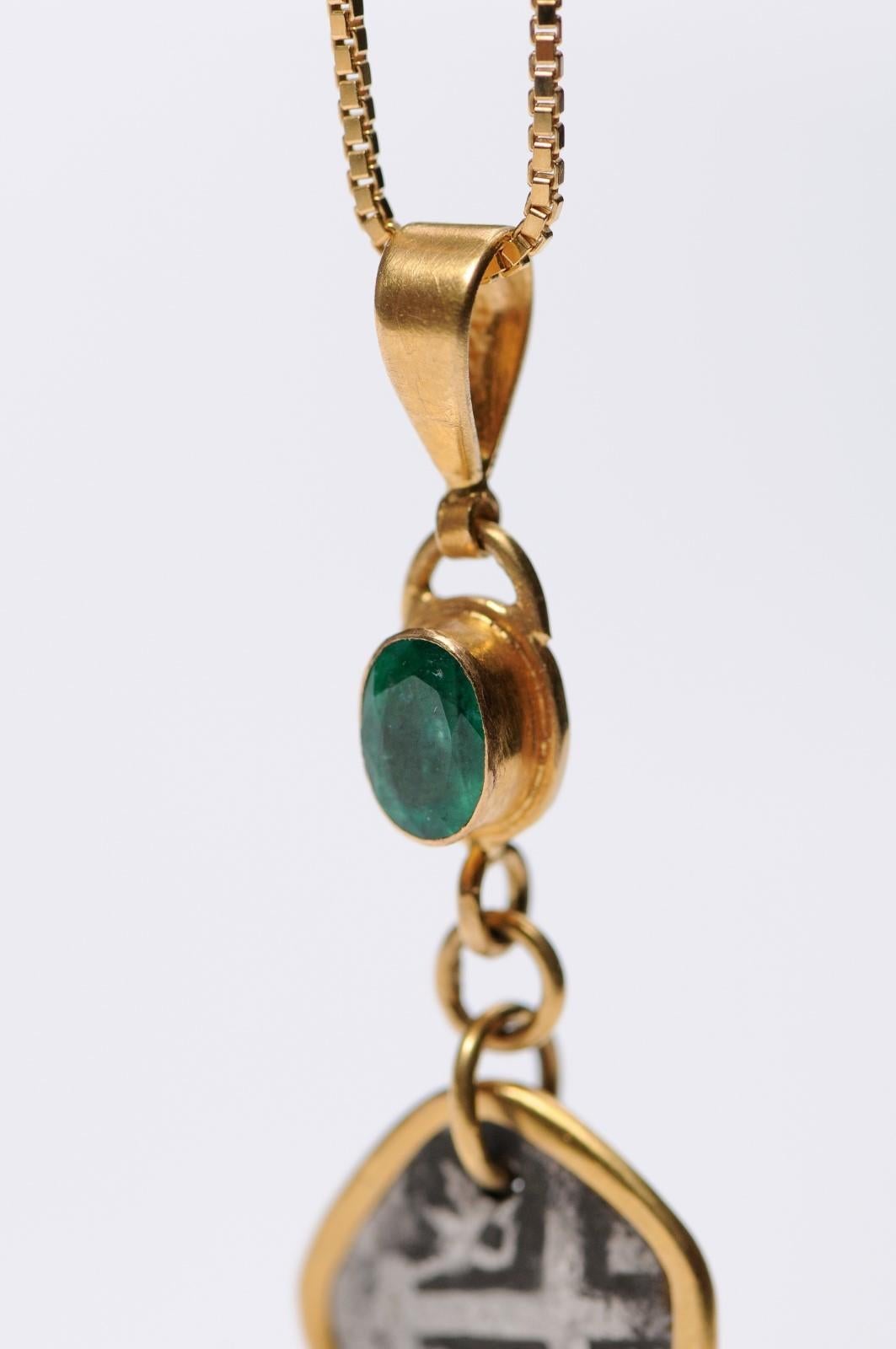 Pendentif de pièce coloniale espagnole avec émeraude (chaîne destinée à être exposée uniquement) Unisexe en vente