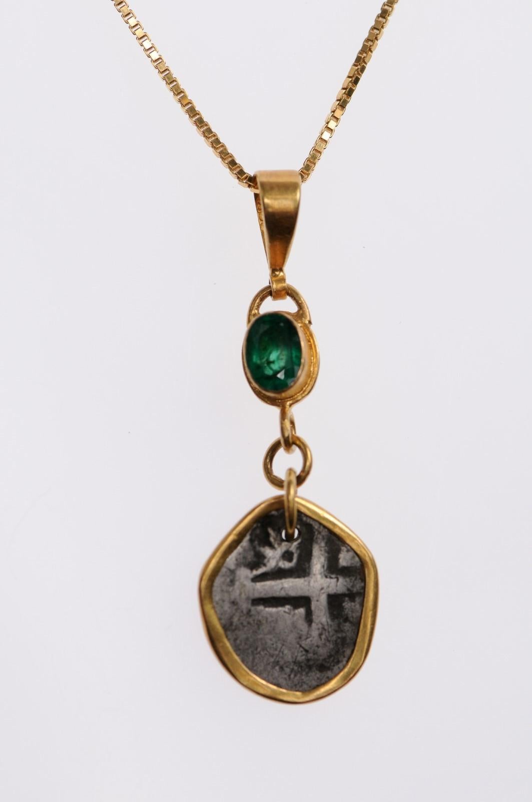 Pendentif de pièce coloniale espagnole avec émeraude (chaîne destinée à être exposée uniquement) en vente 1