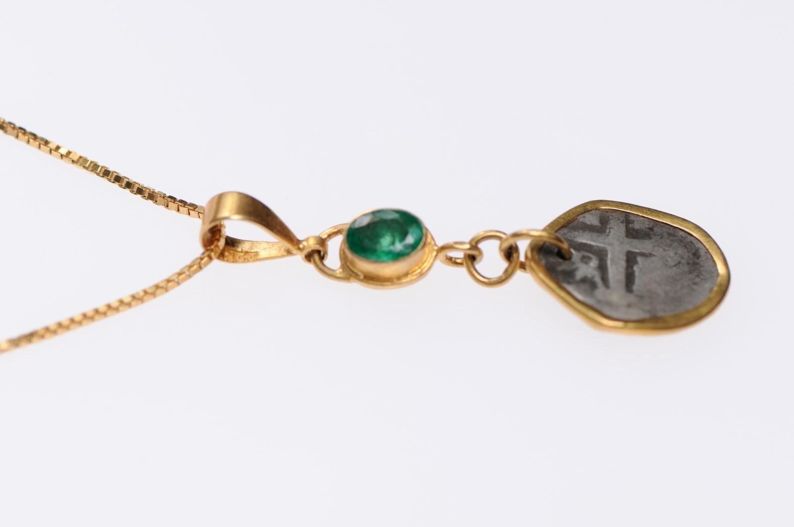 Pendentif de pièce coloniale espagnole avec émeraude (chaîne destinée à être exposée uniquement) en vente 2