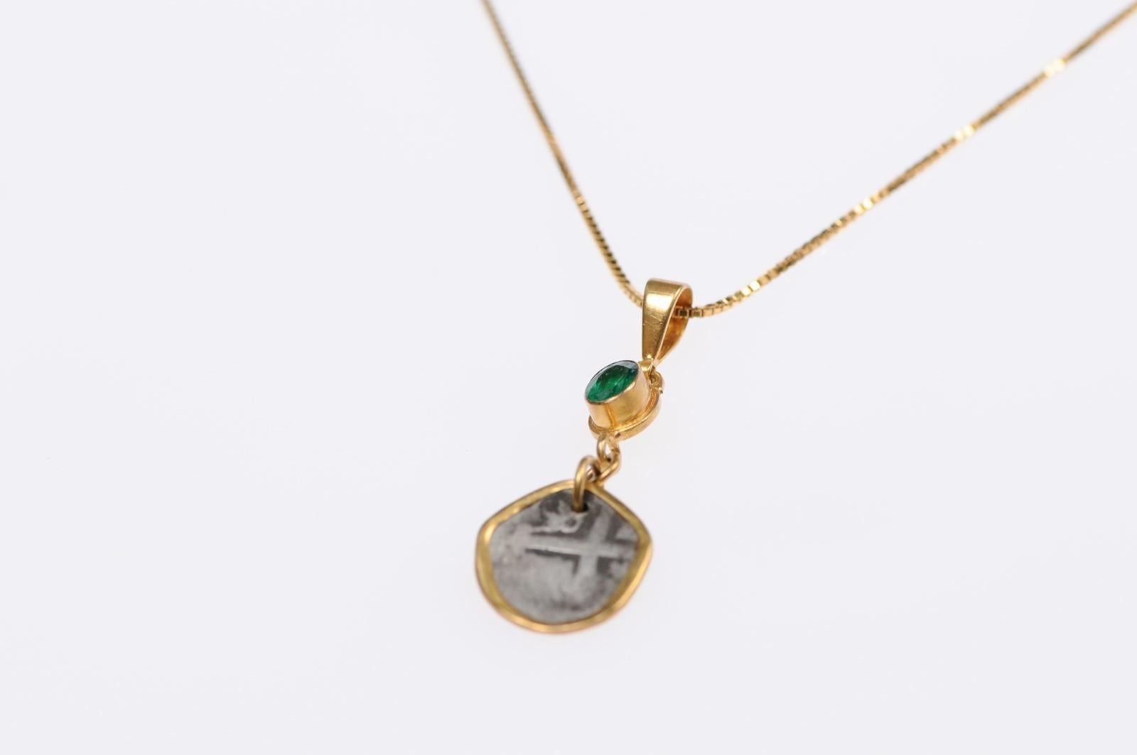 Pendentif de pièce coloniale espagnole avec émeraude (chaîne destinée à être exposée uniquement) en vente 3