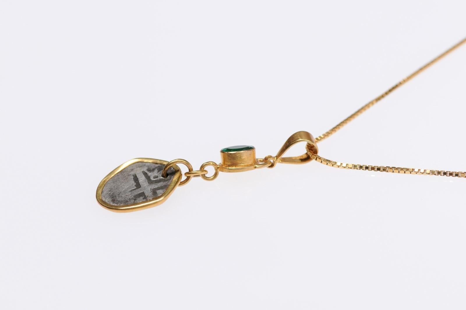 Pendentif de pièce coloniale espagnole avec émeraude (chaîne destinée à être exposée uniquement) en vente 4